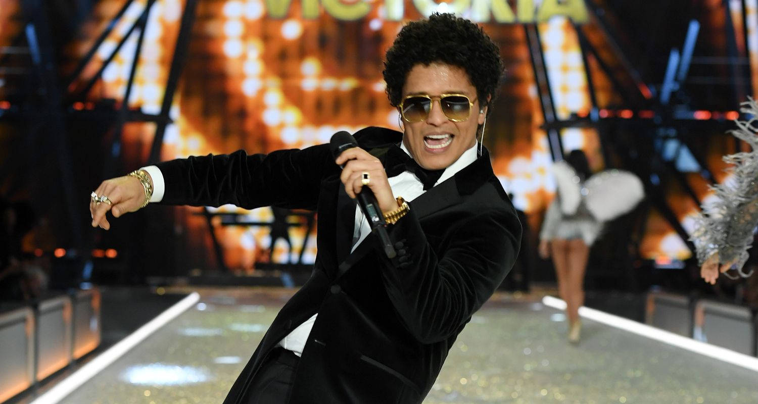 Bruno Mars, black velvet tuxedo, gold sunglasses, HD Desktop Wallpaper