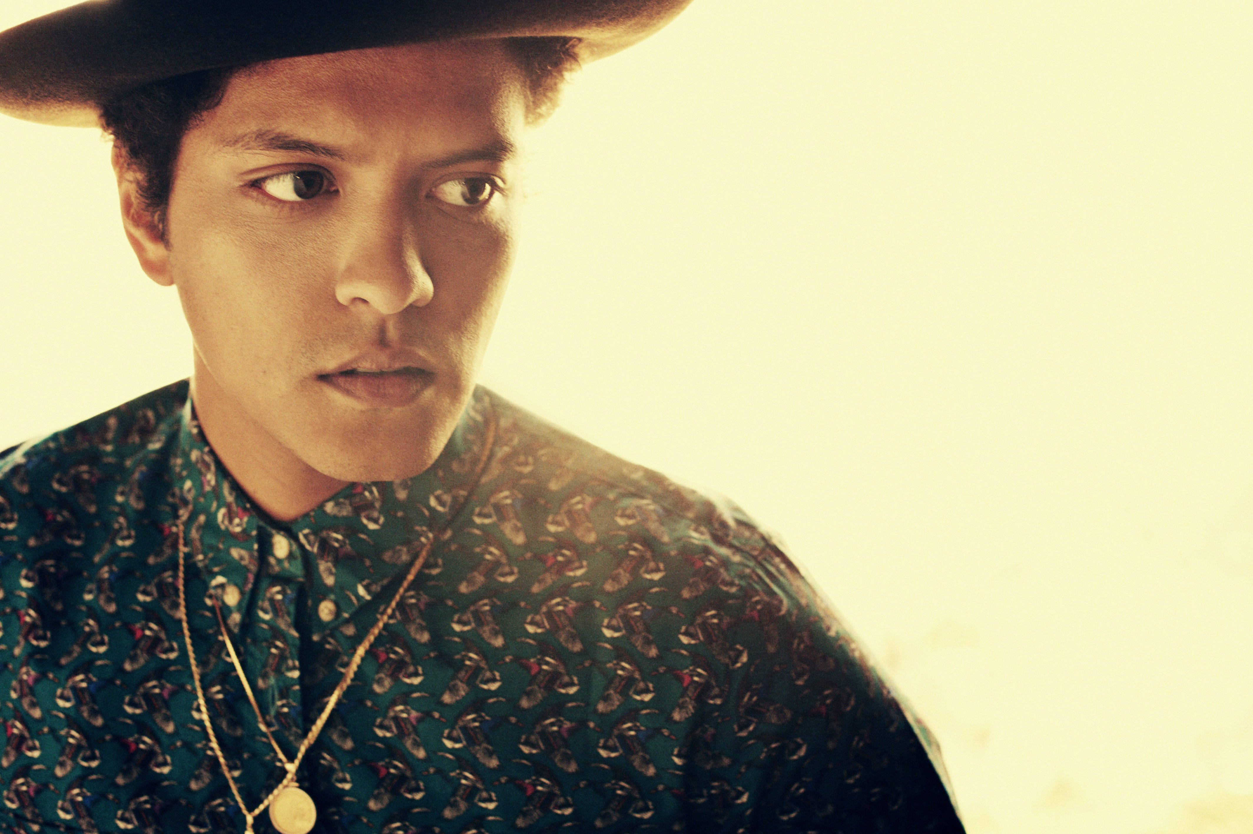Bruno Mars, wide-brimmed hat, patterned shirt, 4K Desktop Wallpaper
