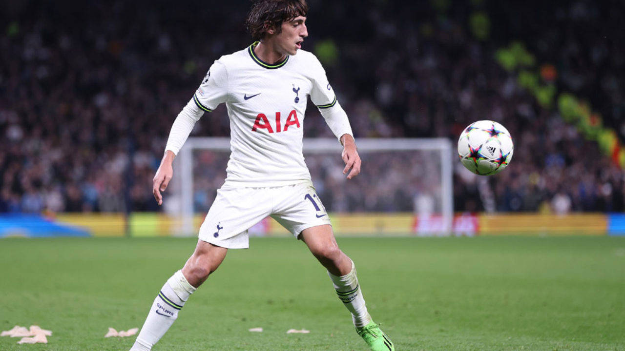 Bryan Gil, white jersey, vibrant green pitch, HD Desktop Wallpaper