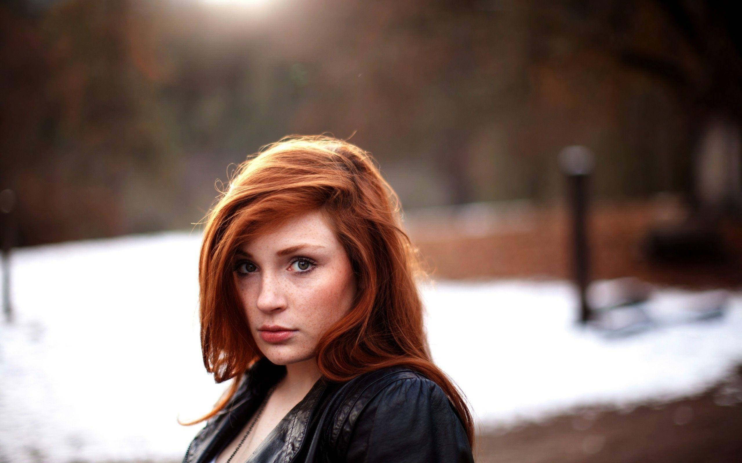 Bryce Dallas Howard, fiery red hair, freckles, 2K Desktop Wallpaper