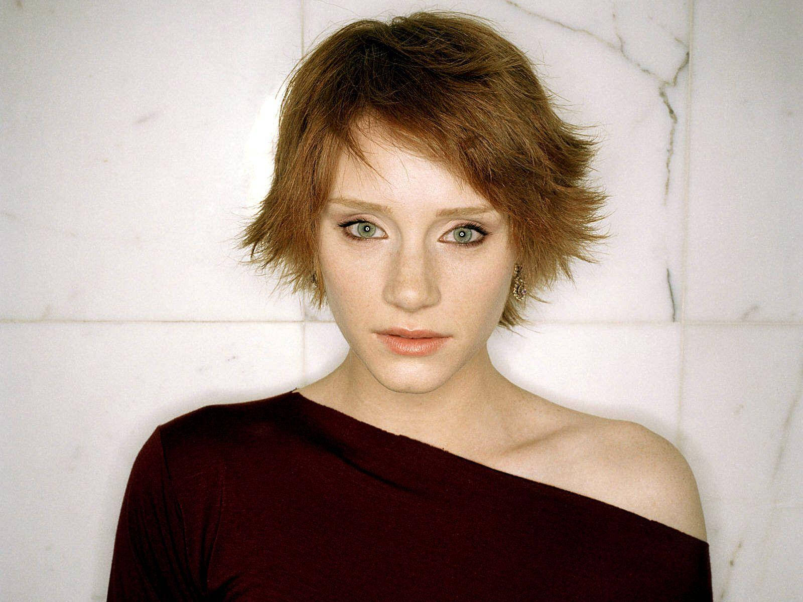 Bryce Dallas Howard, short tousled brown hair, striking green eyes, HD Desktop Wallpaper