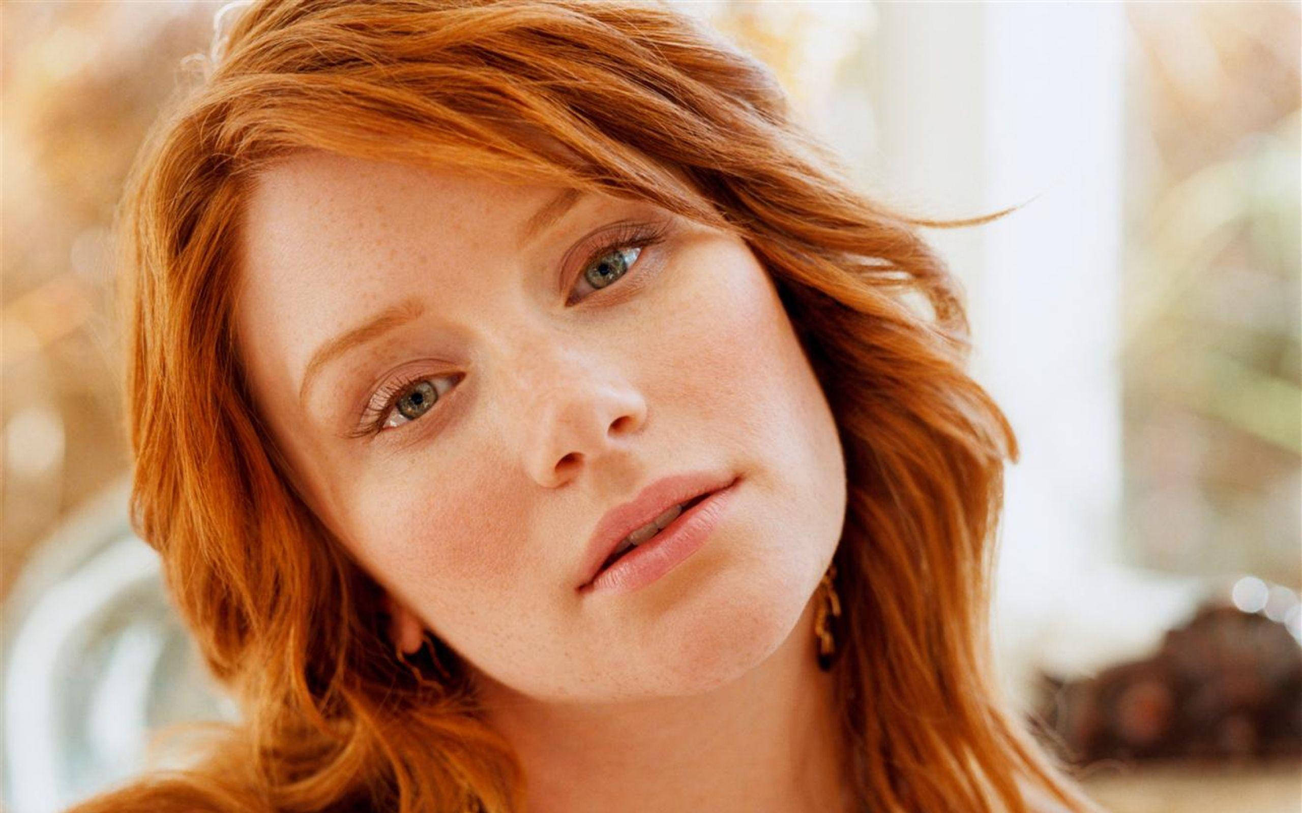 Bryce Dallas Howard, vibrant red hair, freckles, 2K Desktop Wallpaper