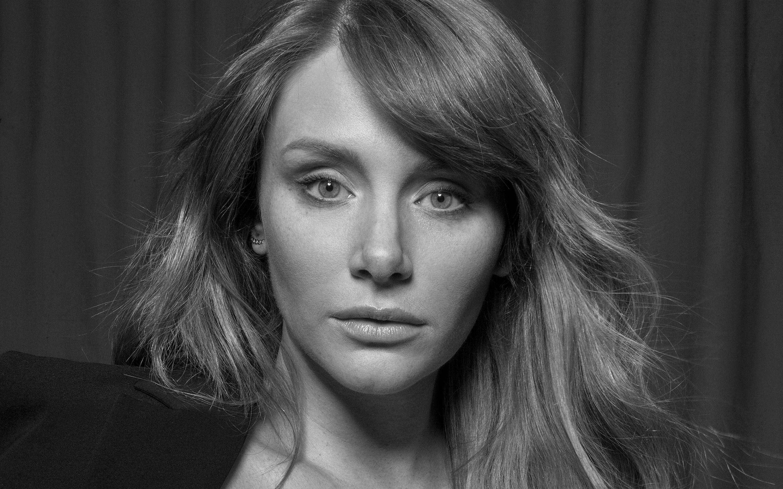 Bryce Dallas Howard, black and white, tousled hair, 2K Desktop Wallpaper