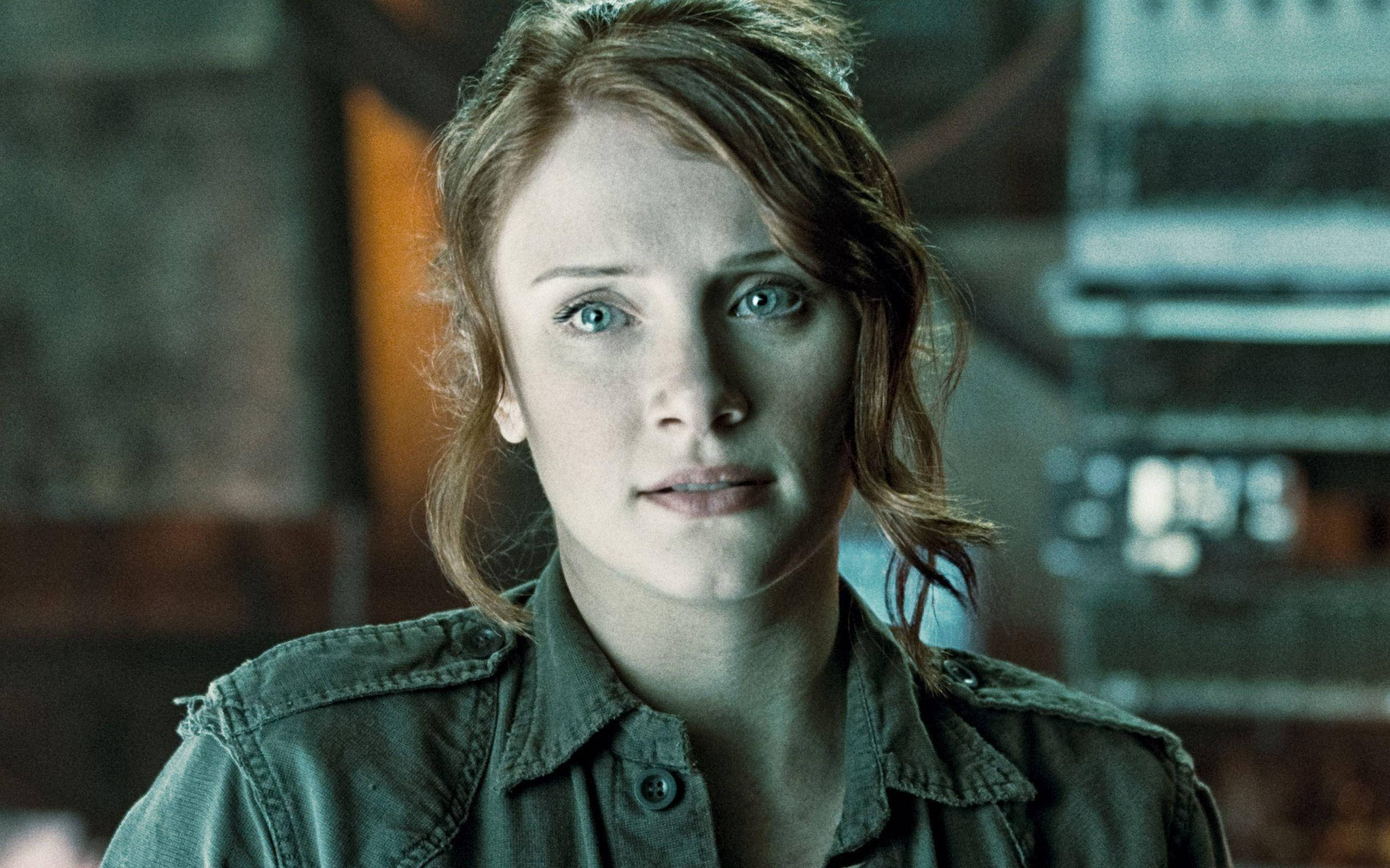 Bryce Dallas Howard, green aesthetic top, striking blue eyes, 2K Desktop Wallpaper