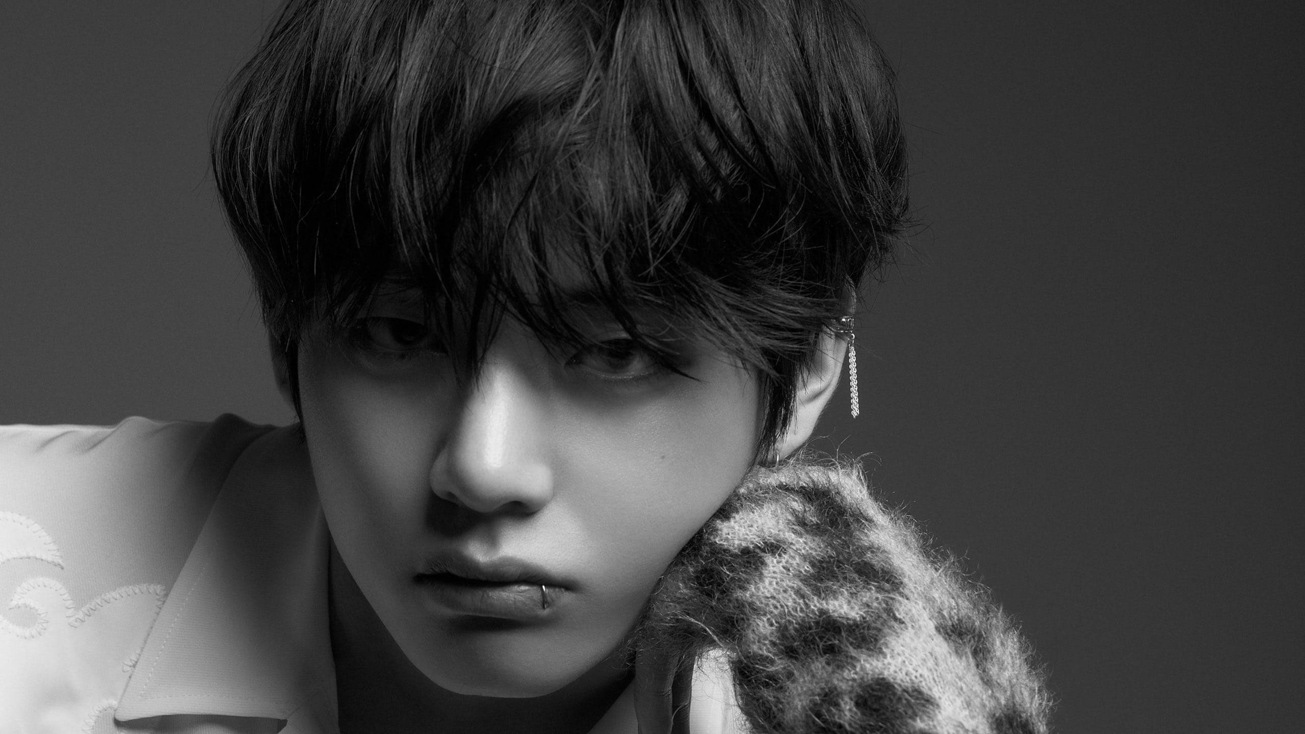 V of BTS, black and white portrait, tousled hair, 2K Desktop Wallpaper