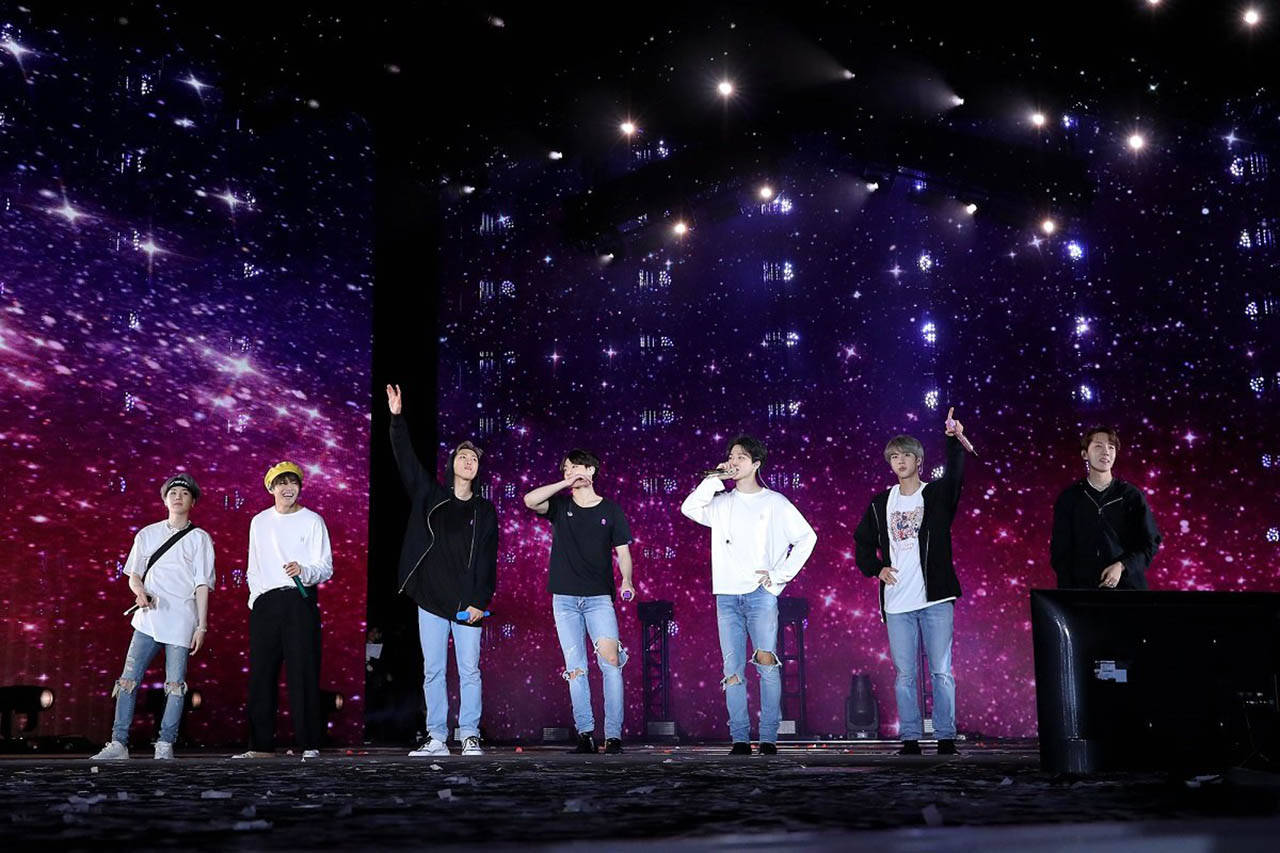 BTS, concert, vibrant purple starry backdrop, HD Desktop Wallpaper