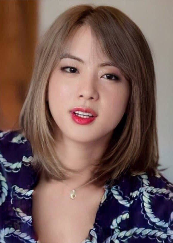 BTS Girls, red lipstick, shoulder-length brown hair, SD Phone Wallpaper