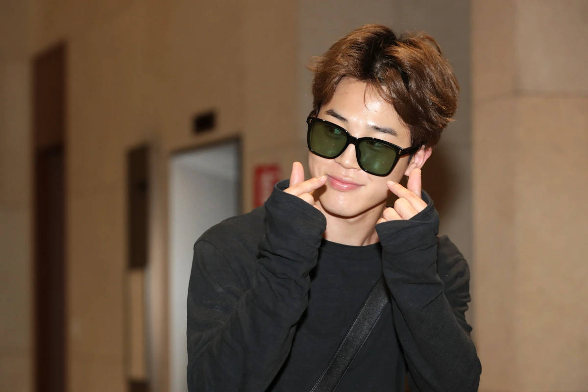 BTS Jimin, finger heart, dark sunglasses, SD Desktop Wallpaper
