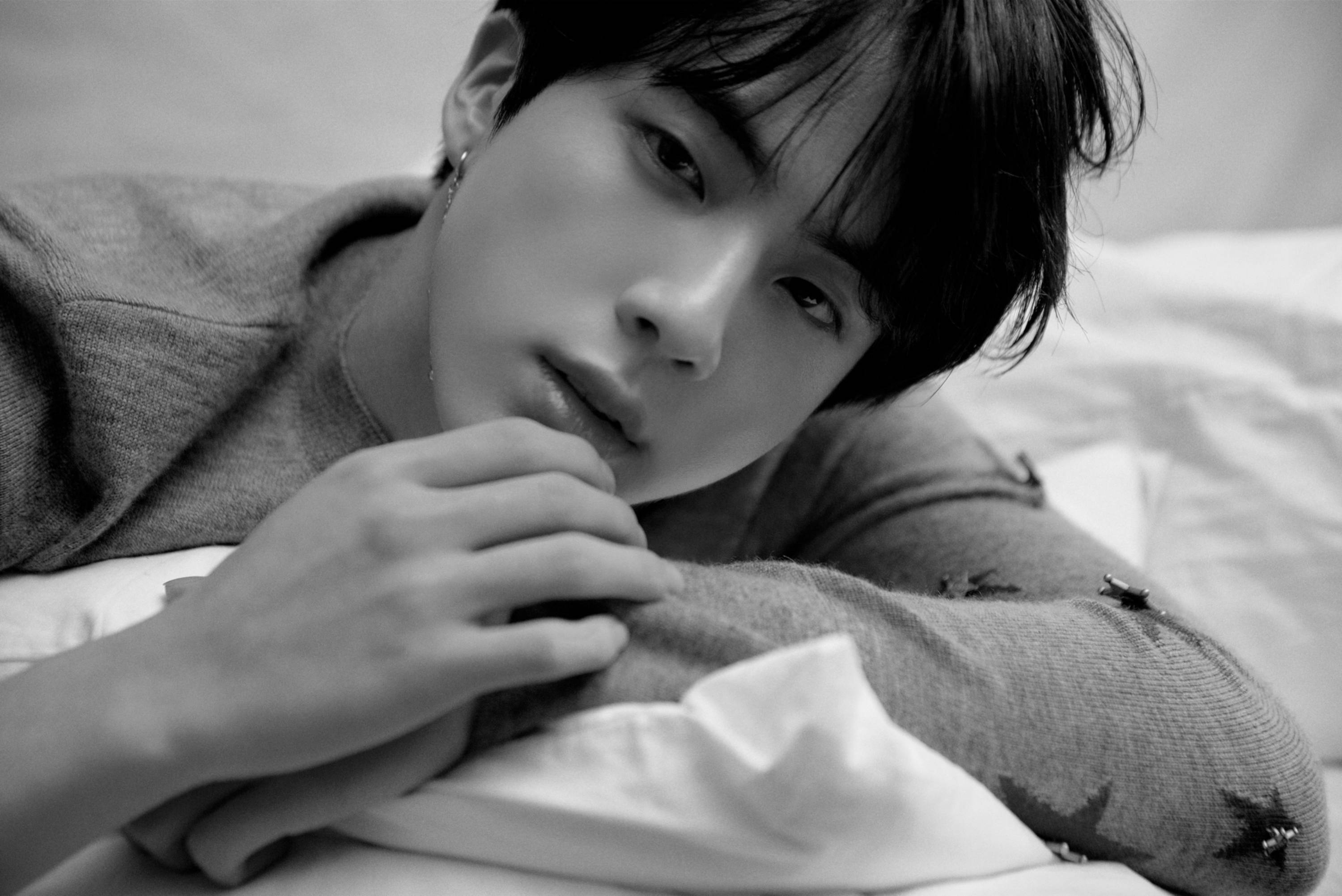 BTS Jin, dark hair, chin on hand, 2K Desktop Wallpaper
