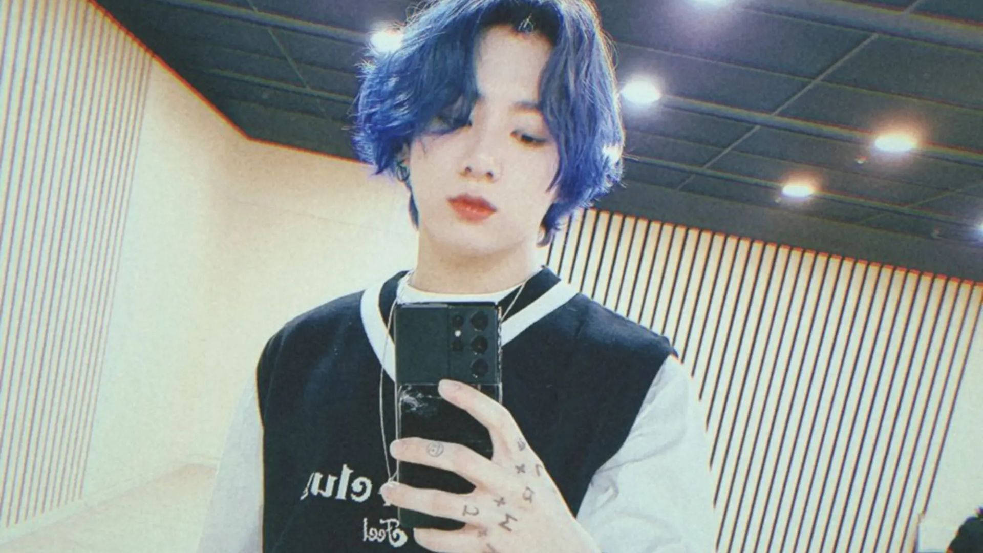 BTS Jung Kook, vibrant blue hair, mirror selfie, Full HD Desktop Wallpaper