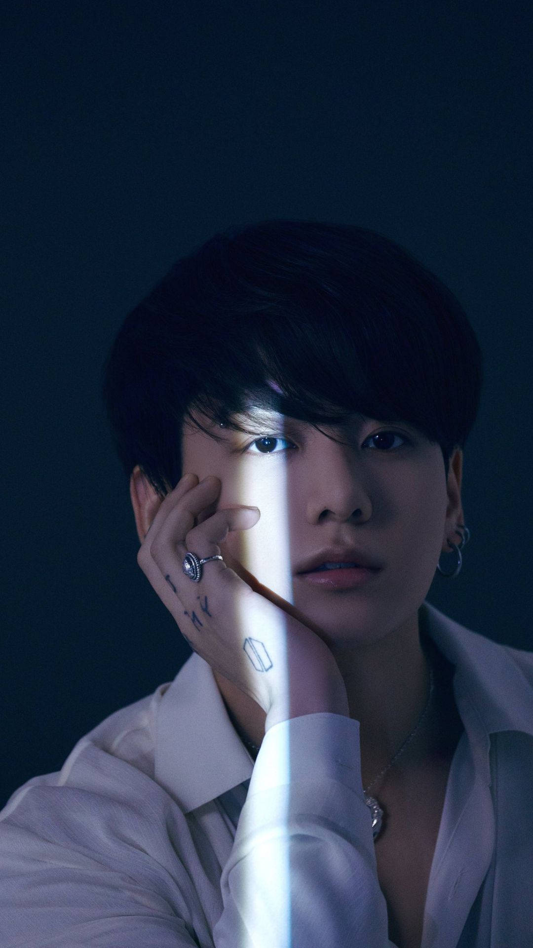 BTS Jung Kook, dark blue background, vertical beam of light, Full HD Phone Wallpaper