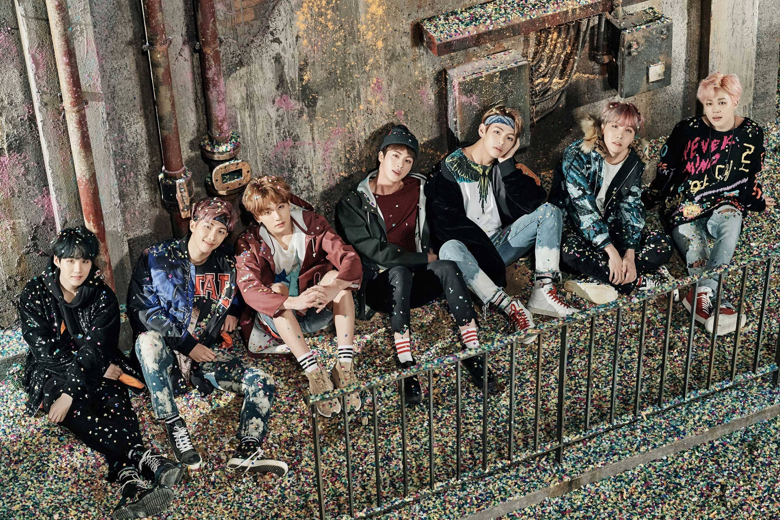 BTS, confetti laptop, alleyway, 2K Desktop Wallpaper