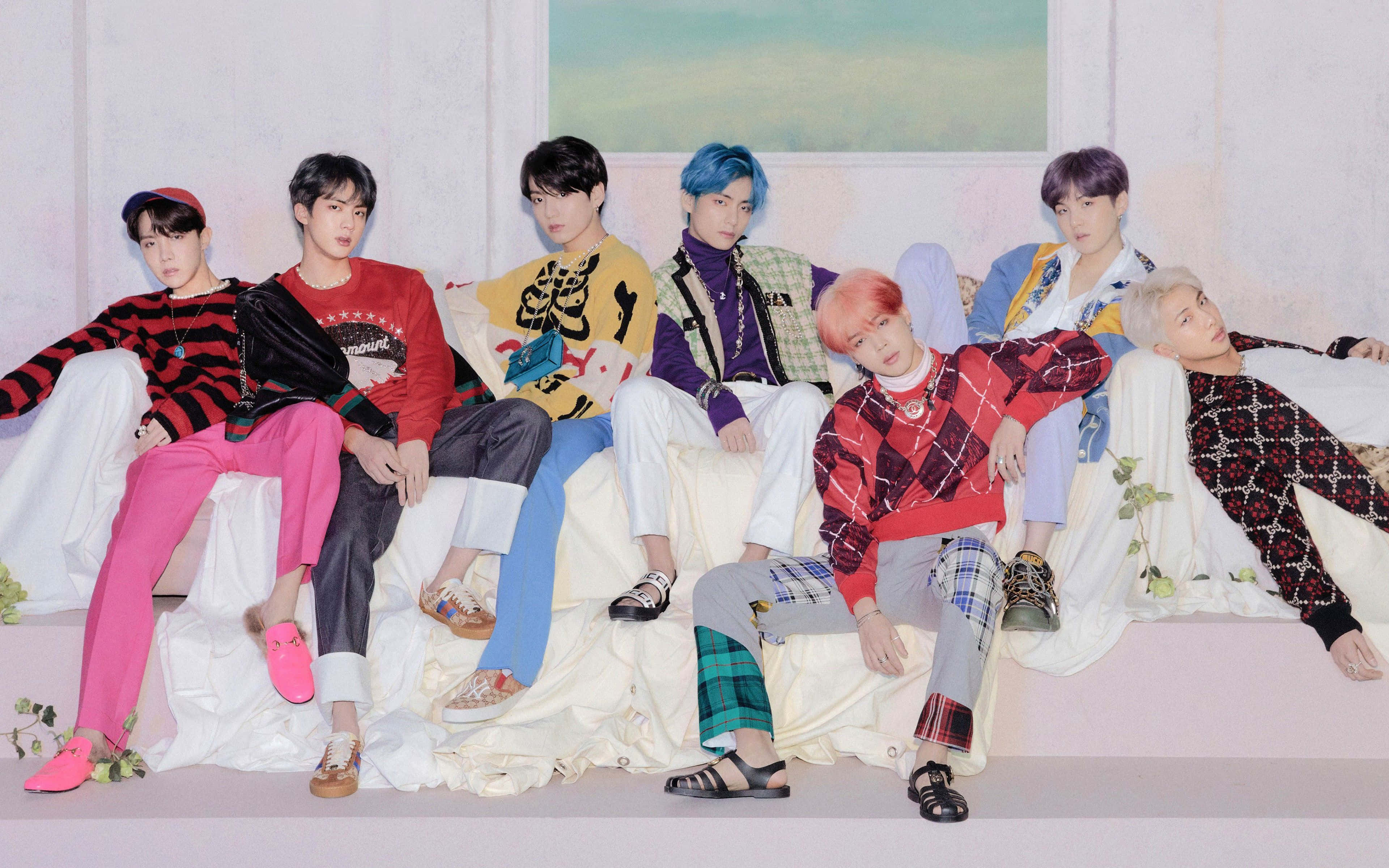 BTS, mac, white draped platform, 4K Desktop Wallpaper