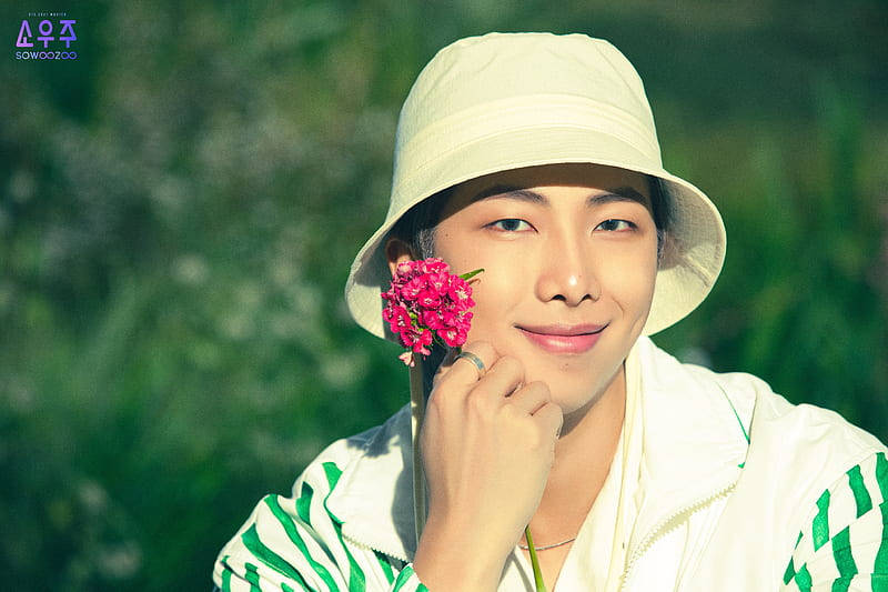 pink flower, white bucket hat, young man, SD Desktop Wallpaper