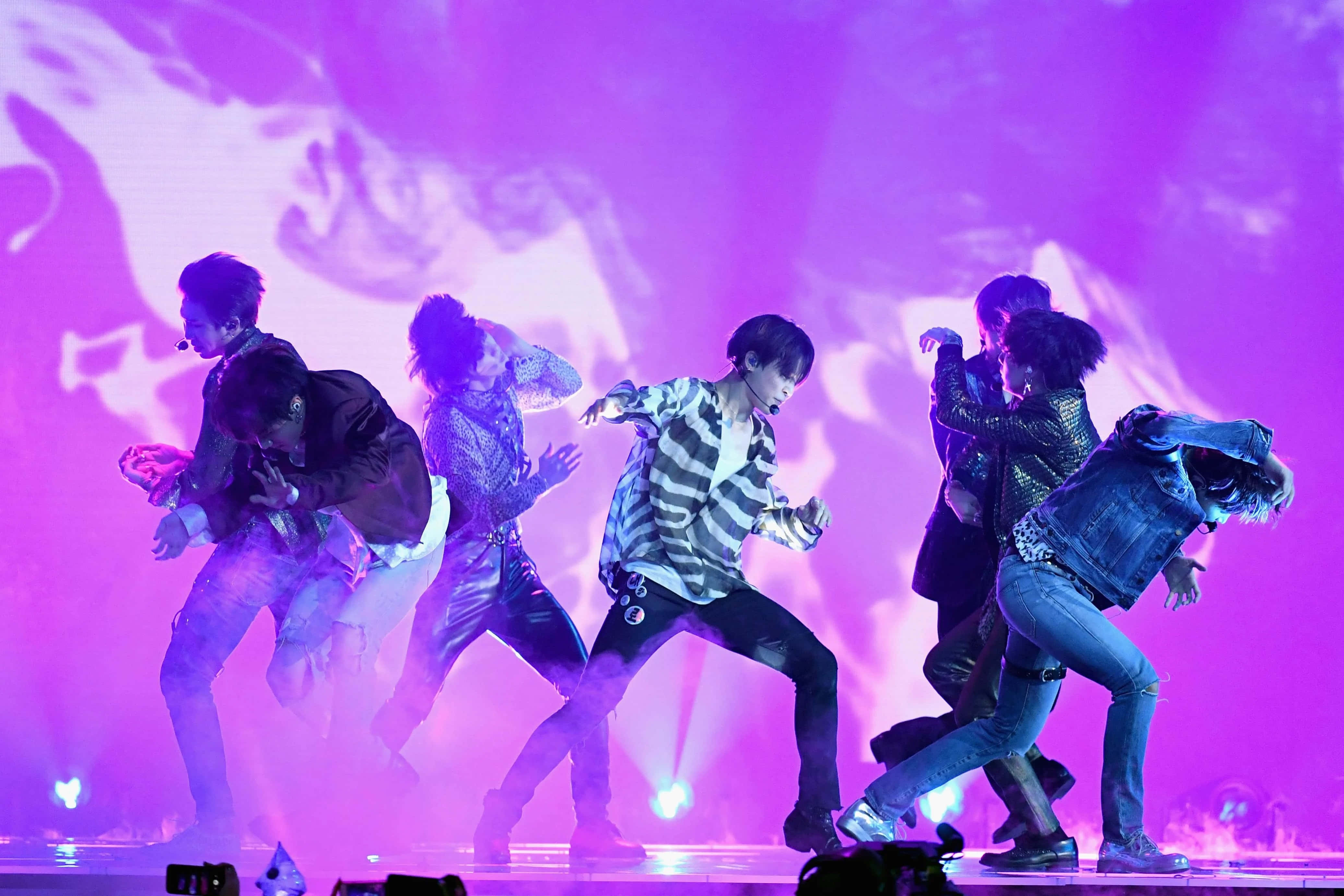 Bts Stage, vibrant purple stage lights, Dynamic K-pop performers, 4K Desktop Wallpaper