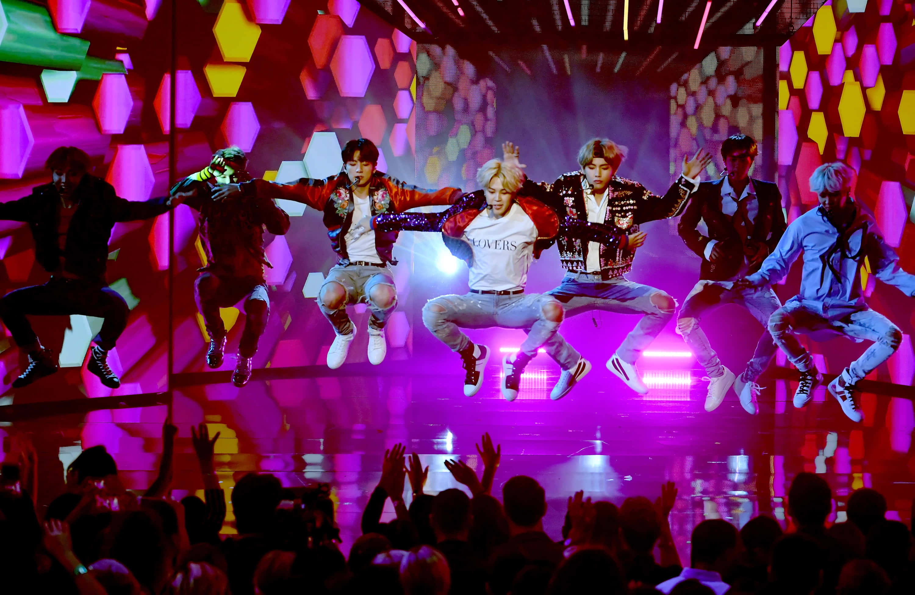 BTS Stage, hexagonal stage lights, vibrant pink, 2K Desktop Wallpaper