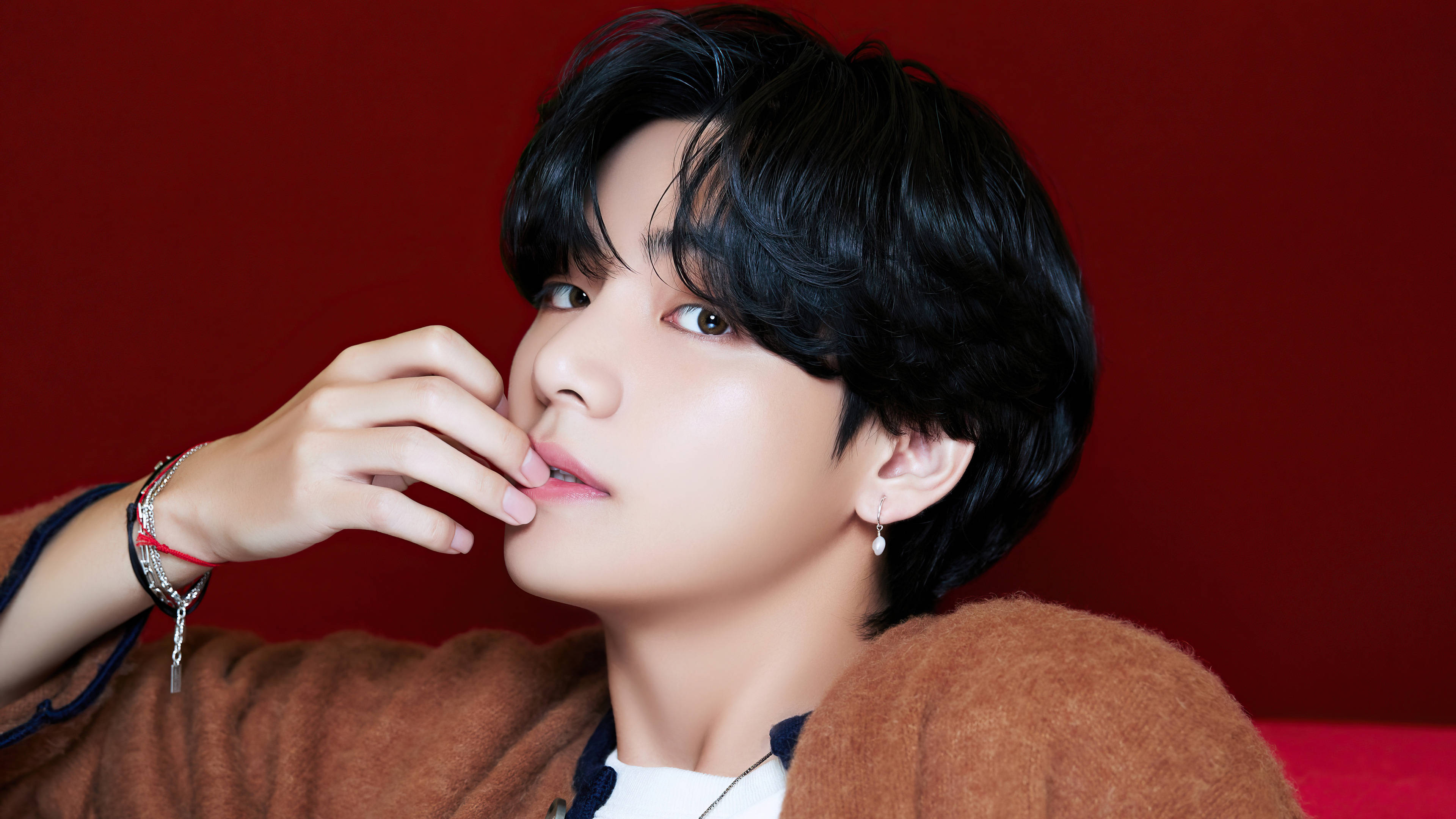 BTS Tae Hyung, kissing fingers, dark hair, 4K Desktop Wallpaper