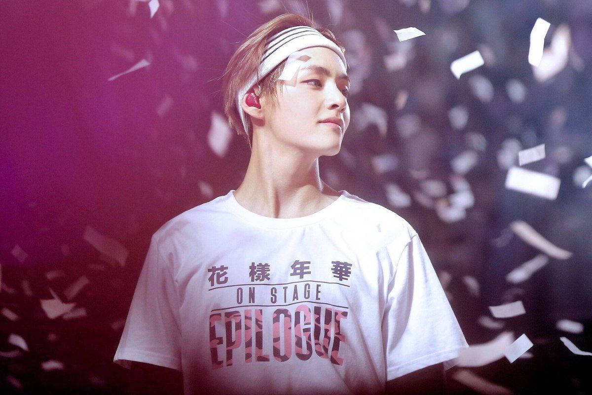 BTS Tae Hyung, white t-shirt, Chinese text, SD Desktop Wallpaper
