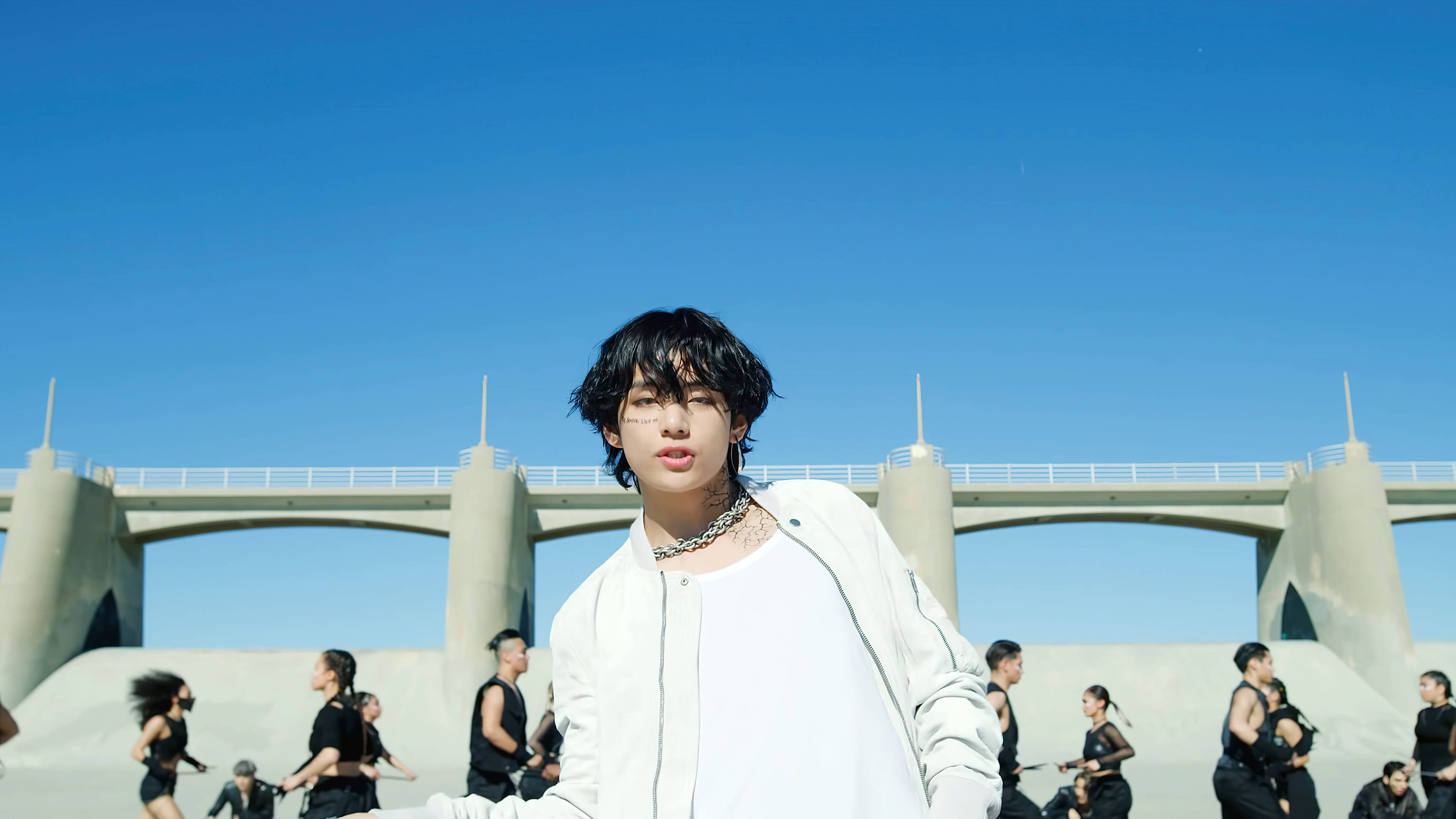 BTS Tae Hyung, white jacket, clear blue sky, 4K Desktop Wallpaper