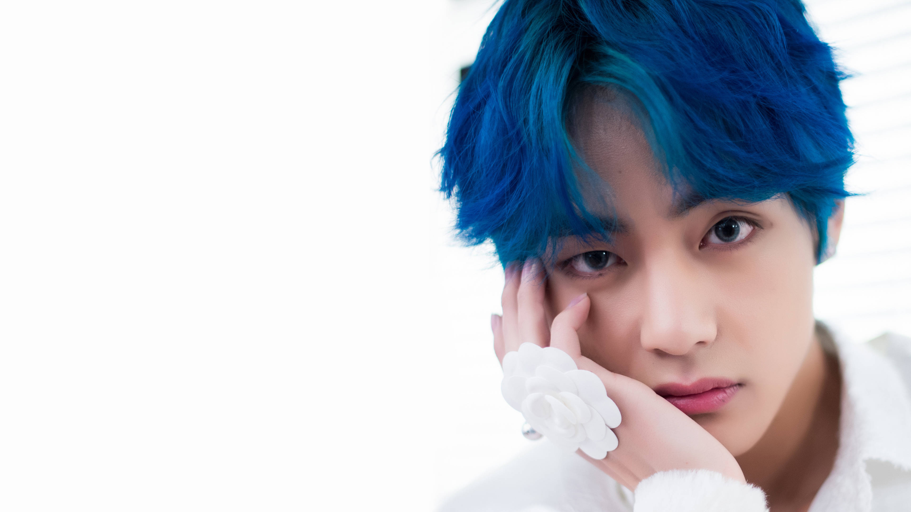 BTS Tae Hyung, white floral ring, vibrant blue hair, 4K Desktop Wallpaper