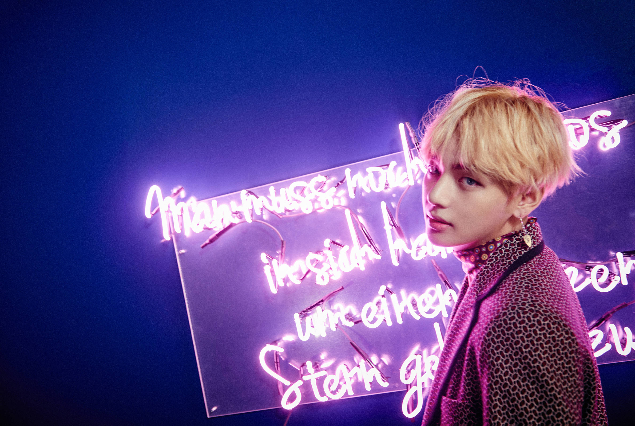 BTS Tae Hyung, glowing pink neon sign, German text, 2K Desktop Wallpaper