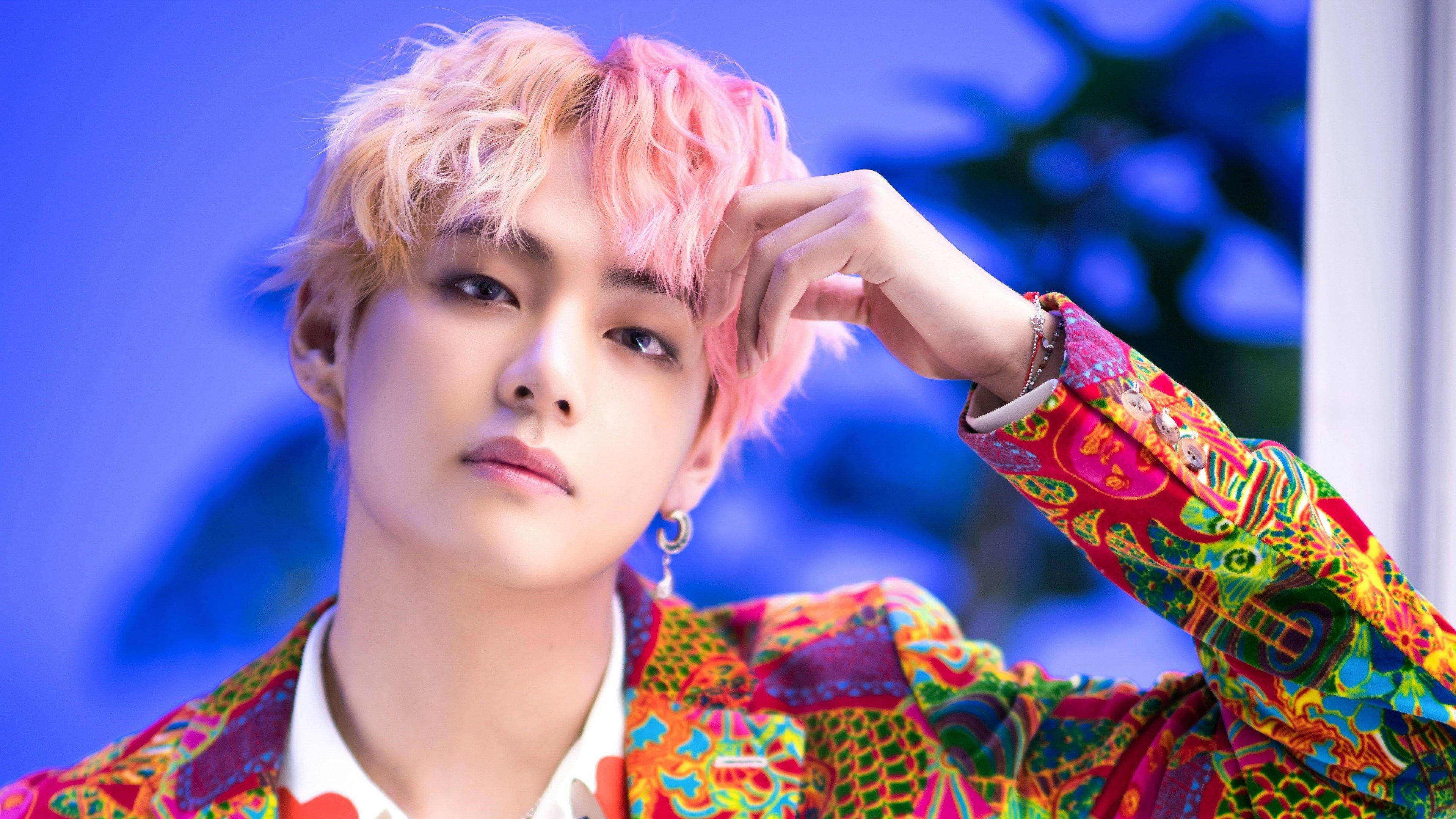 BTS V, pink hair, colorful patterned jacket, 4K Desktop Wallpaper