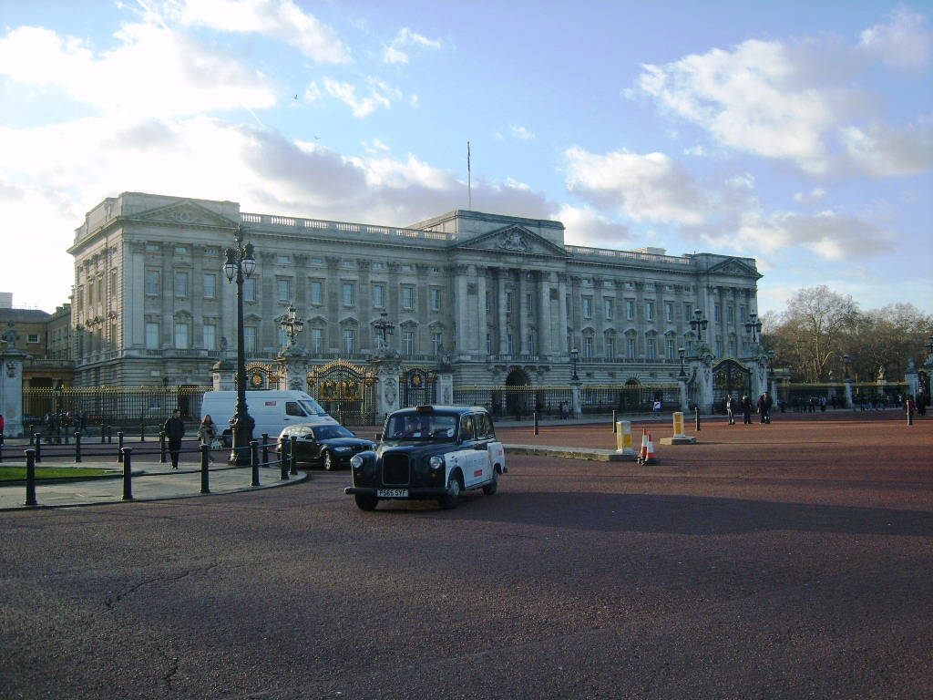 Buckingham Palace, black London taxi, white facade, SD Desktop Wallpaper
