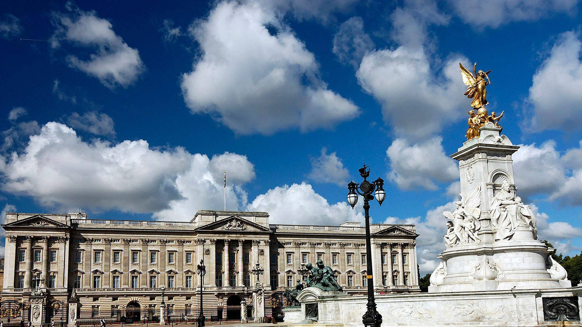 Buckingham Palace, gold sculpture, vibrant blue sky, Full HD Desktop Wallpaper