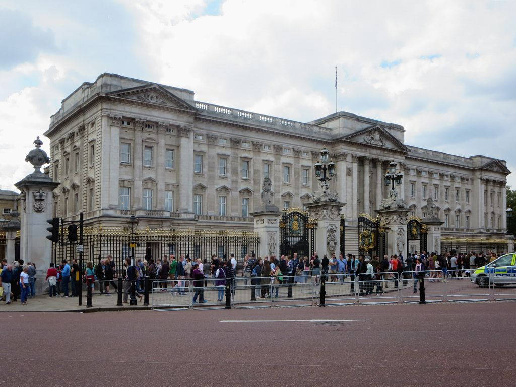 Buckingham Palace, ornate gates, crowds of tourists, SD Desktop Wallpaper