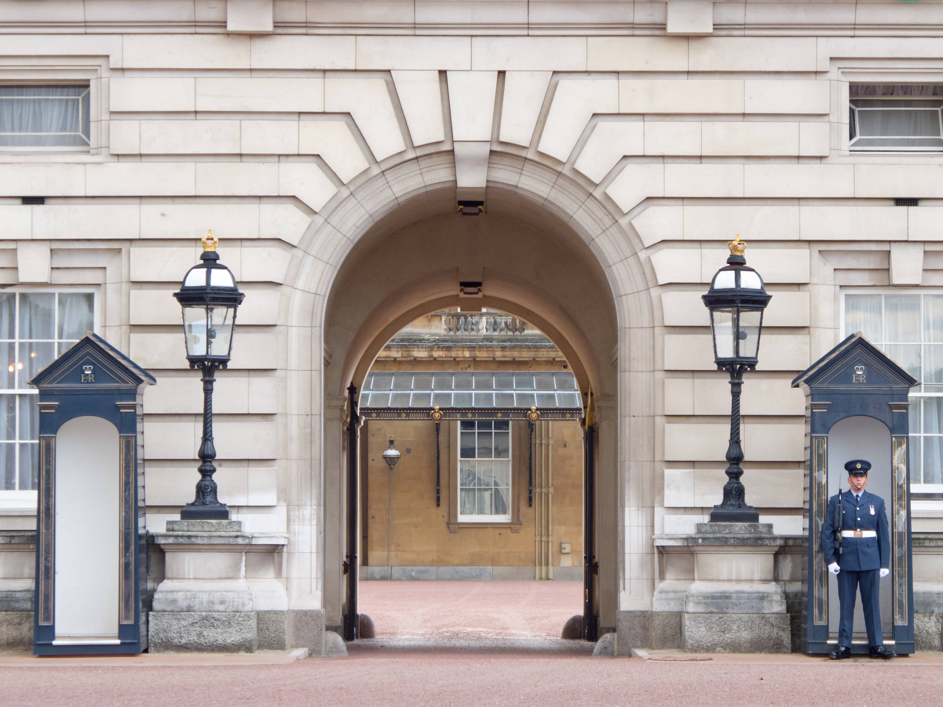 Buckingham Palace, archway, royal guard, 2K Desktop Wallpaper