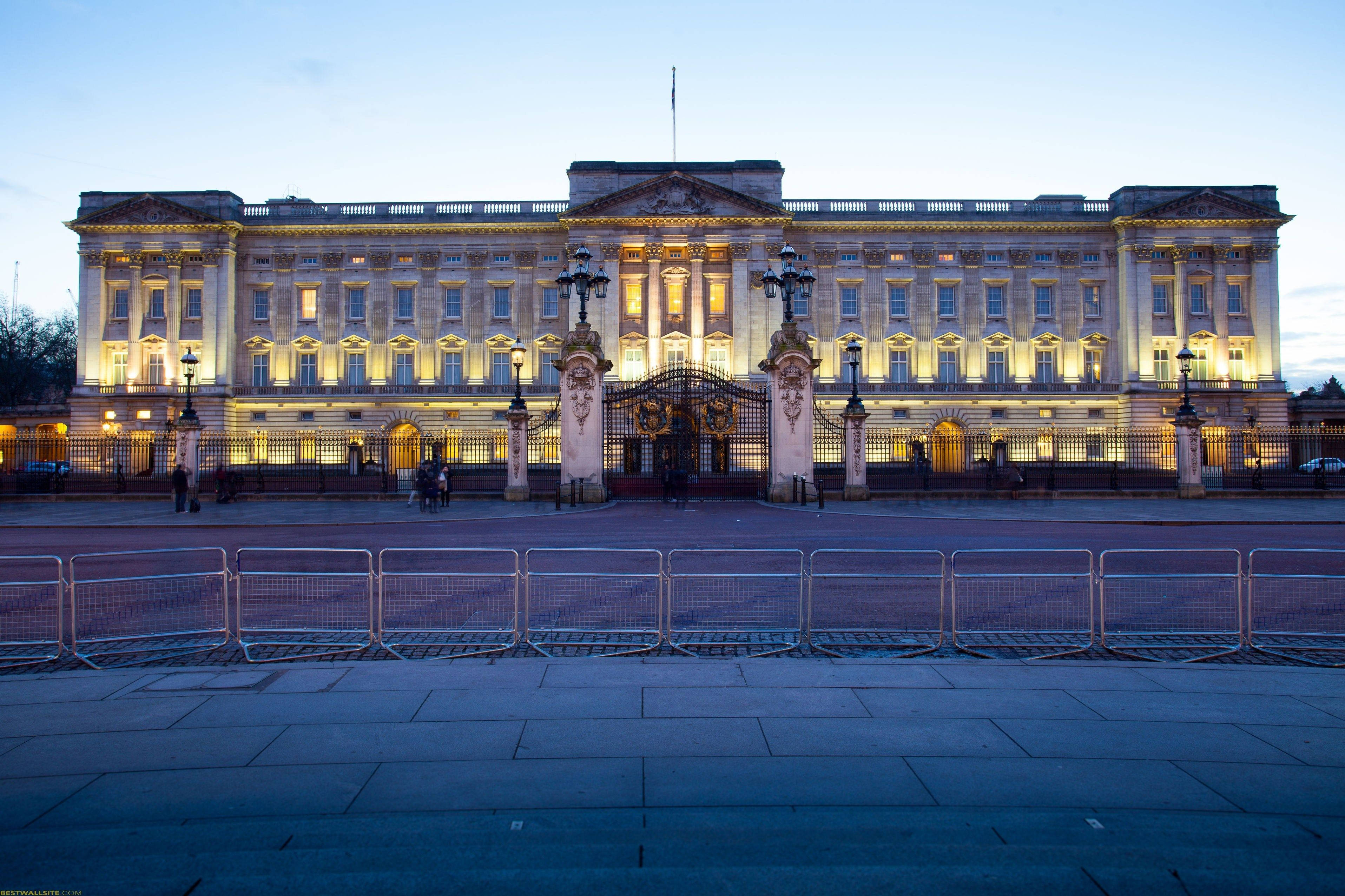 Buckingham Palace, dusk, warm lights, 2K Desktop Wallpaper