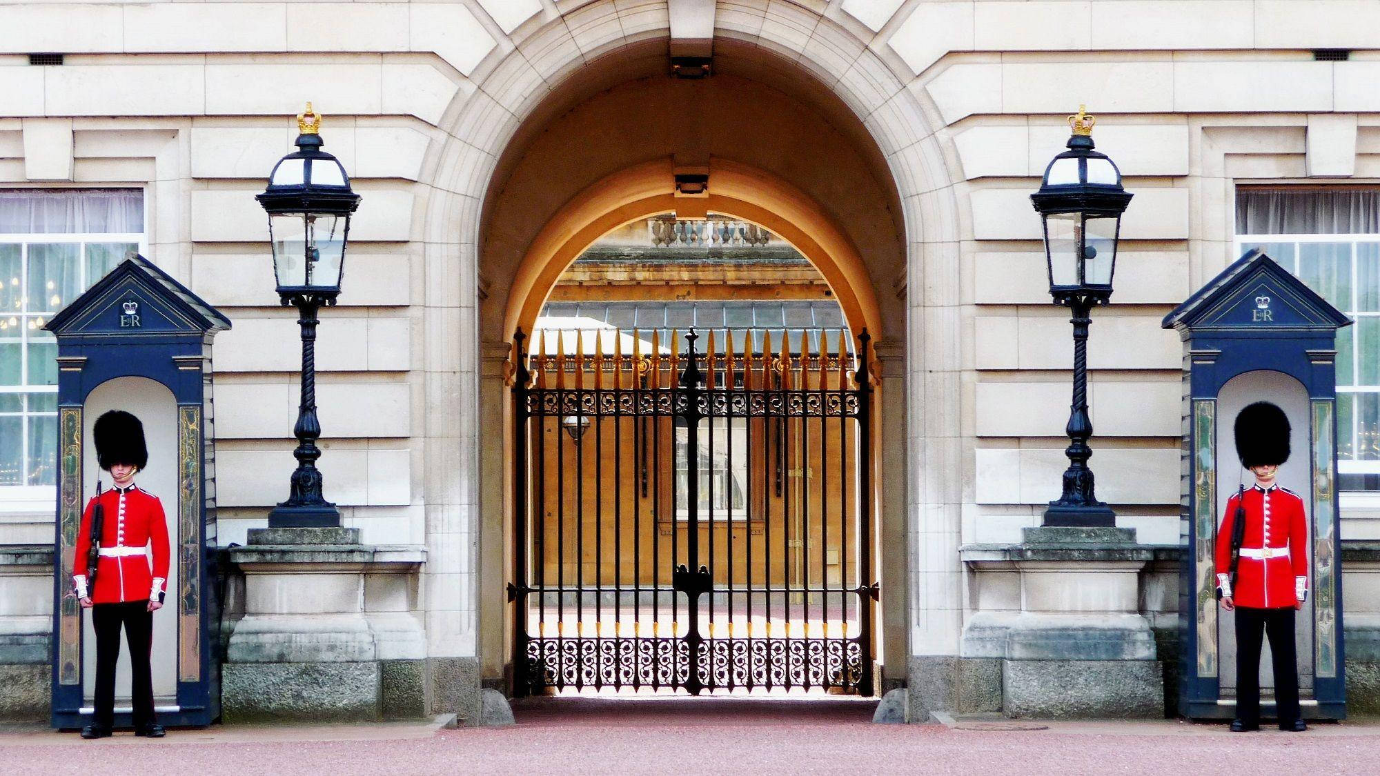 Buckingham Palace, locked gate, red tunics, Full HD Desktop Wallpaper