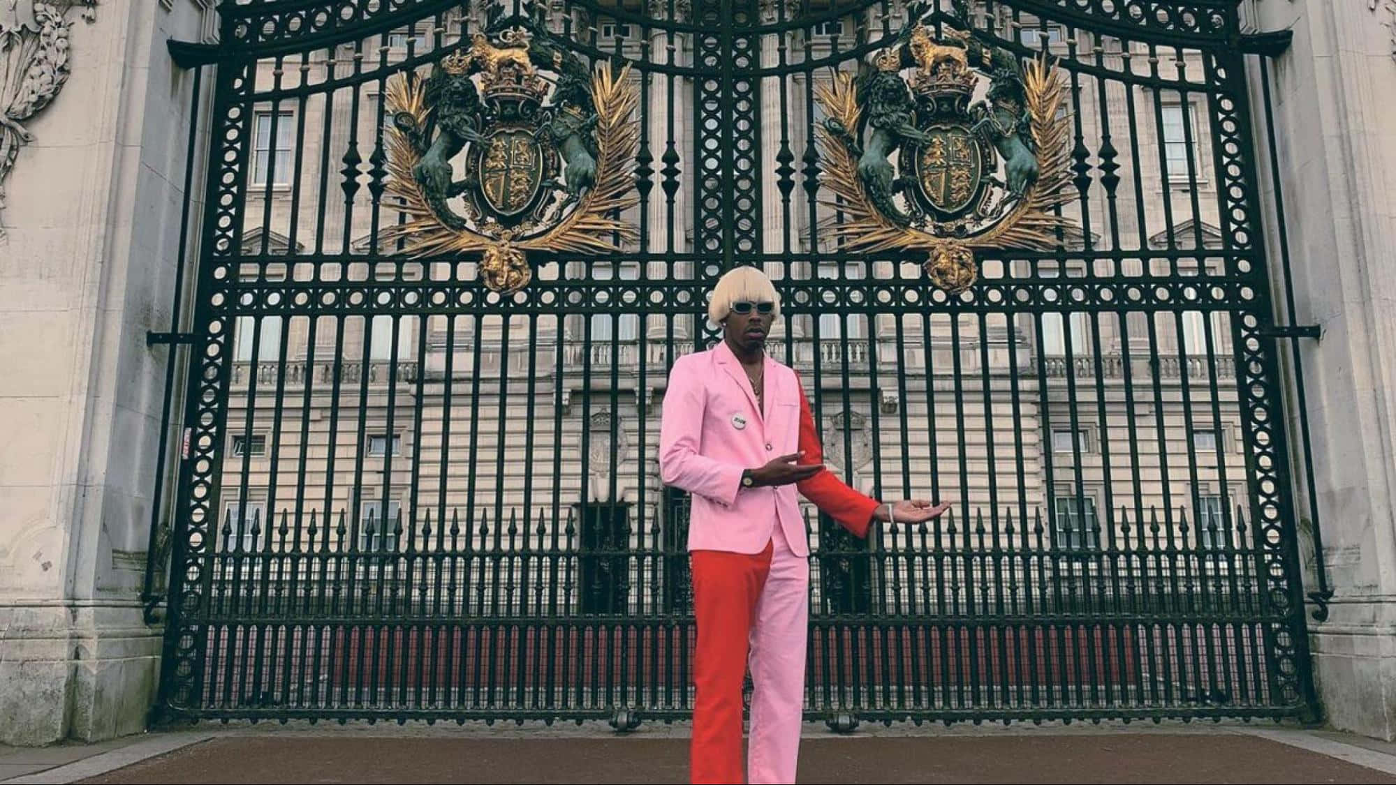 Buckingham Palace, ornate black gates, bold pink and red suit, Full HD Desktop Wallpaper