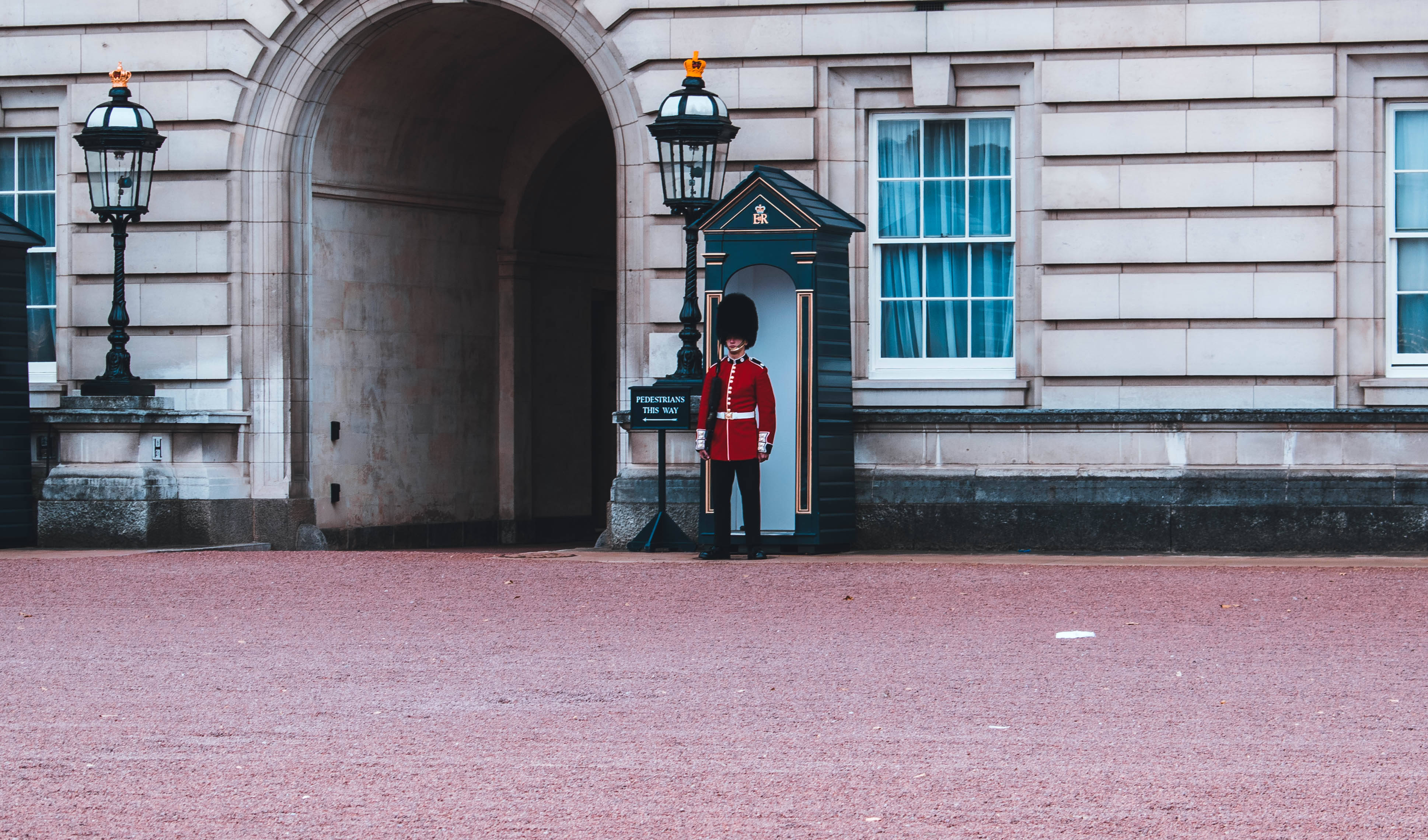 Buckingham Palace, royal guard, red uniform, 4K Desktop Wallpaper