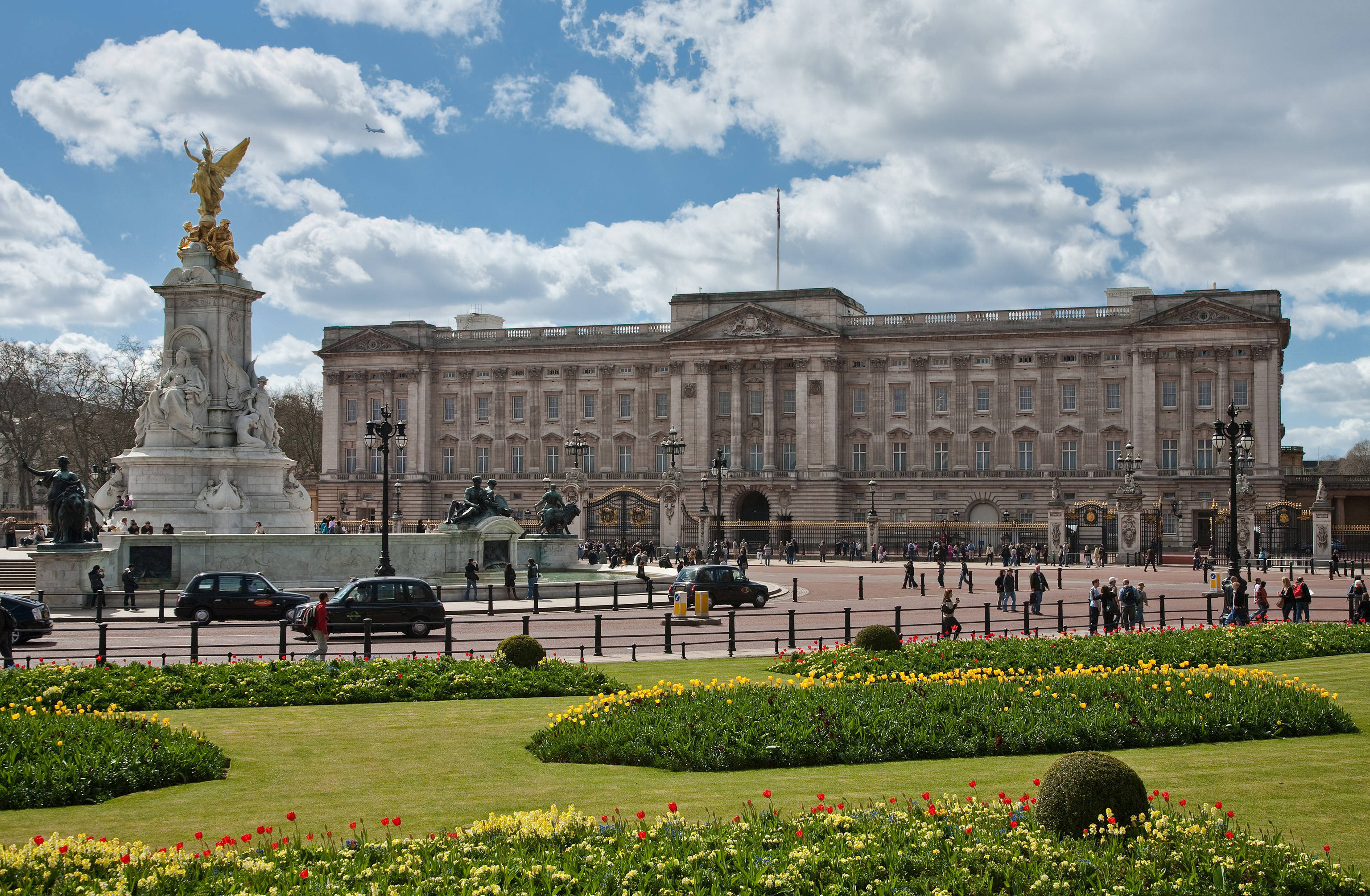 Buckingham Palace, garden, partly cloudy sky, 2K Desktop Wallpaper