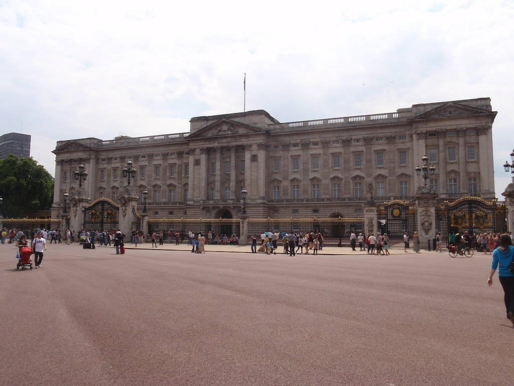 Buckingham Palace, Grand stone palace, ornate gates, SD Desktop Wallpaper