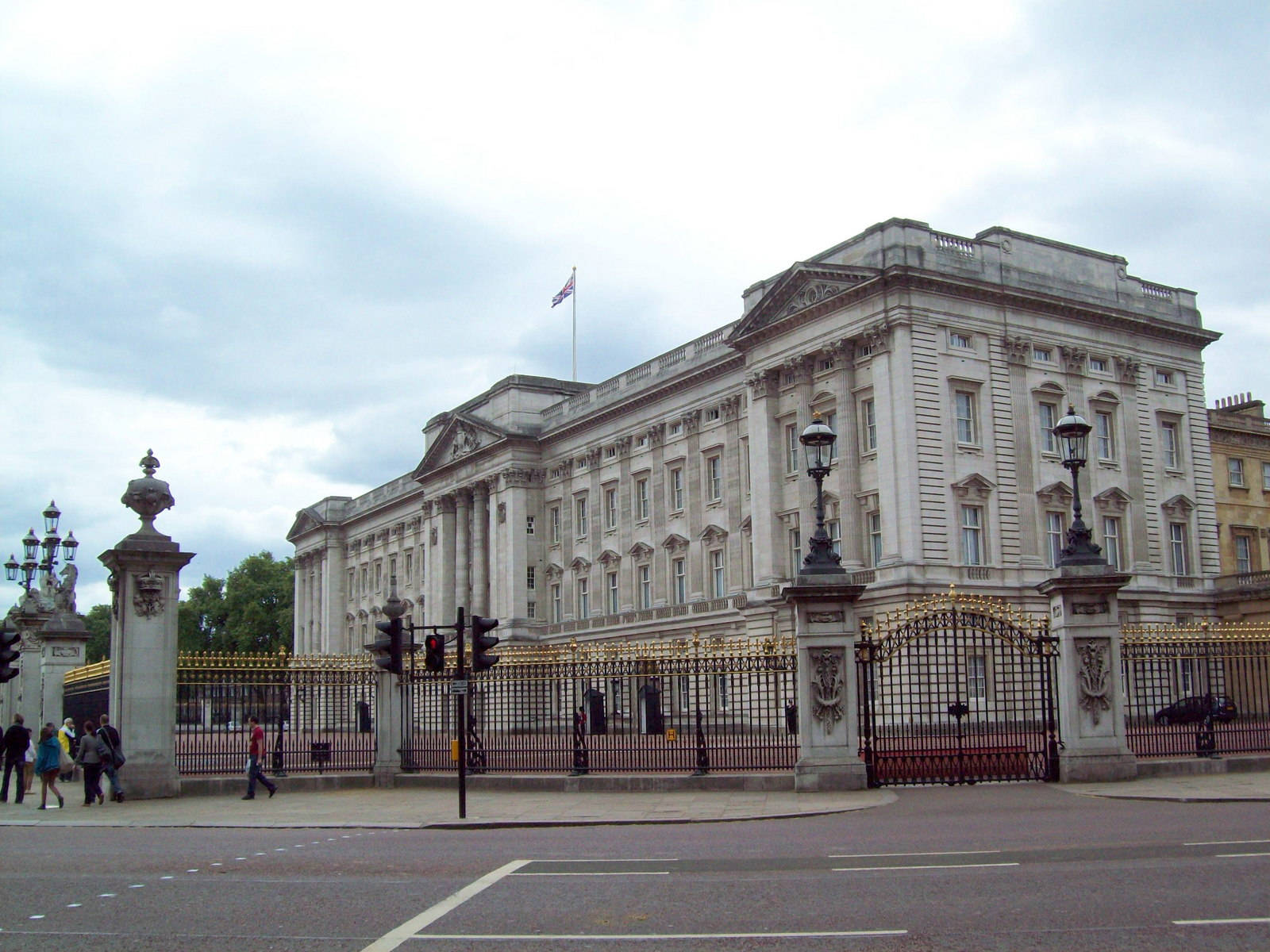 Buckingham Palace, white stone facade, ornate black and gold gate, HD Desktop Wallpaper