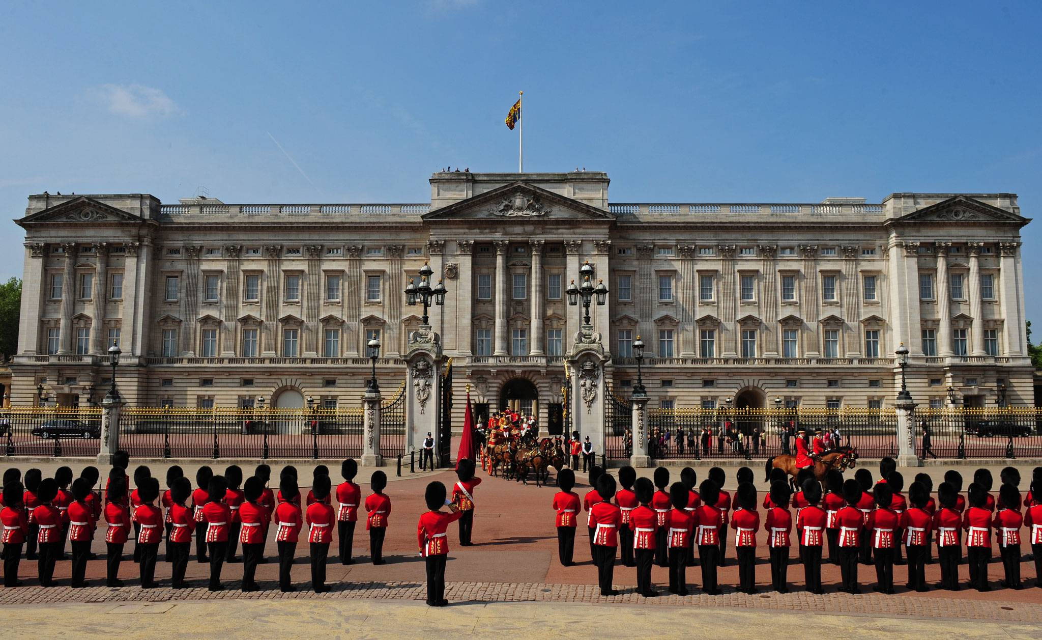 Buckingham Palace, red uniforms, guards, Full HD Desktop Wallpaper
