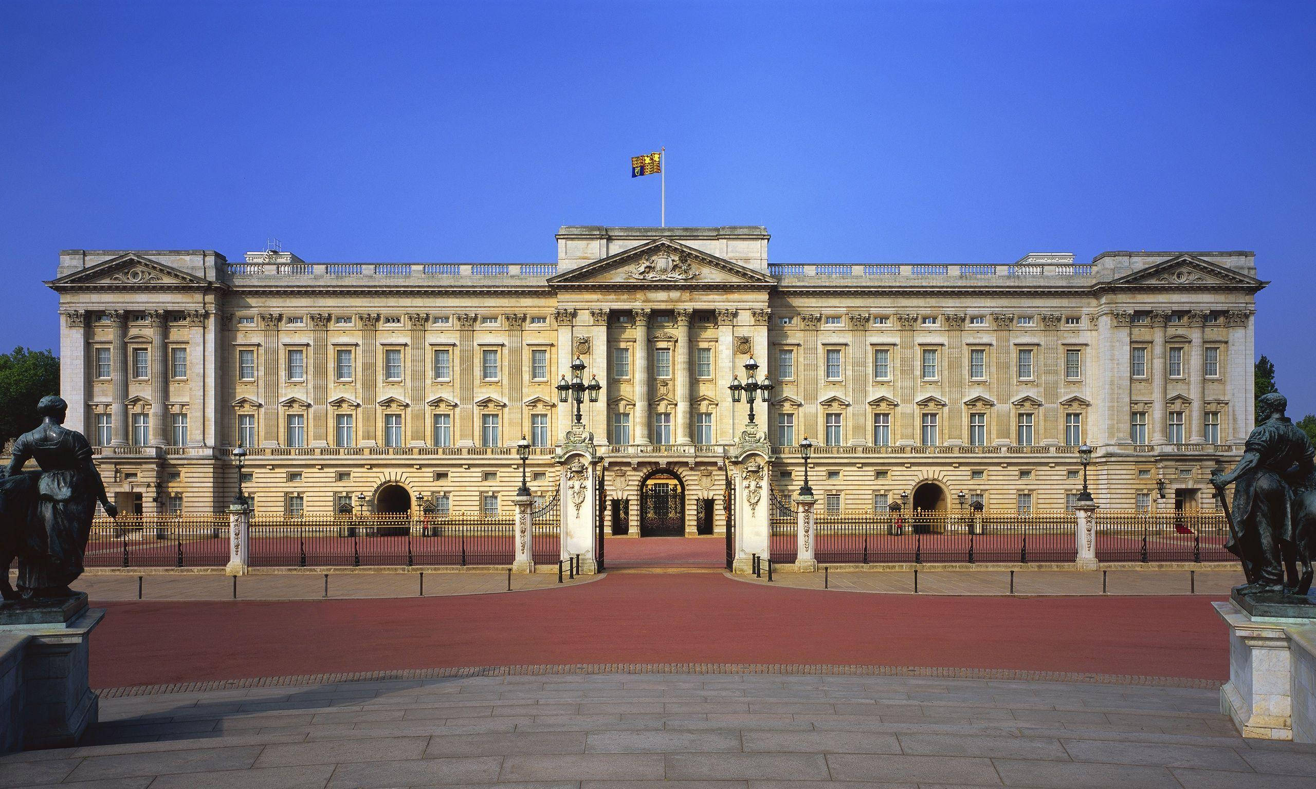 Buckingham Palace, red carpet, statues, 2K Desktop Wallpaper