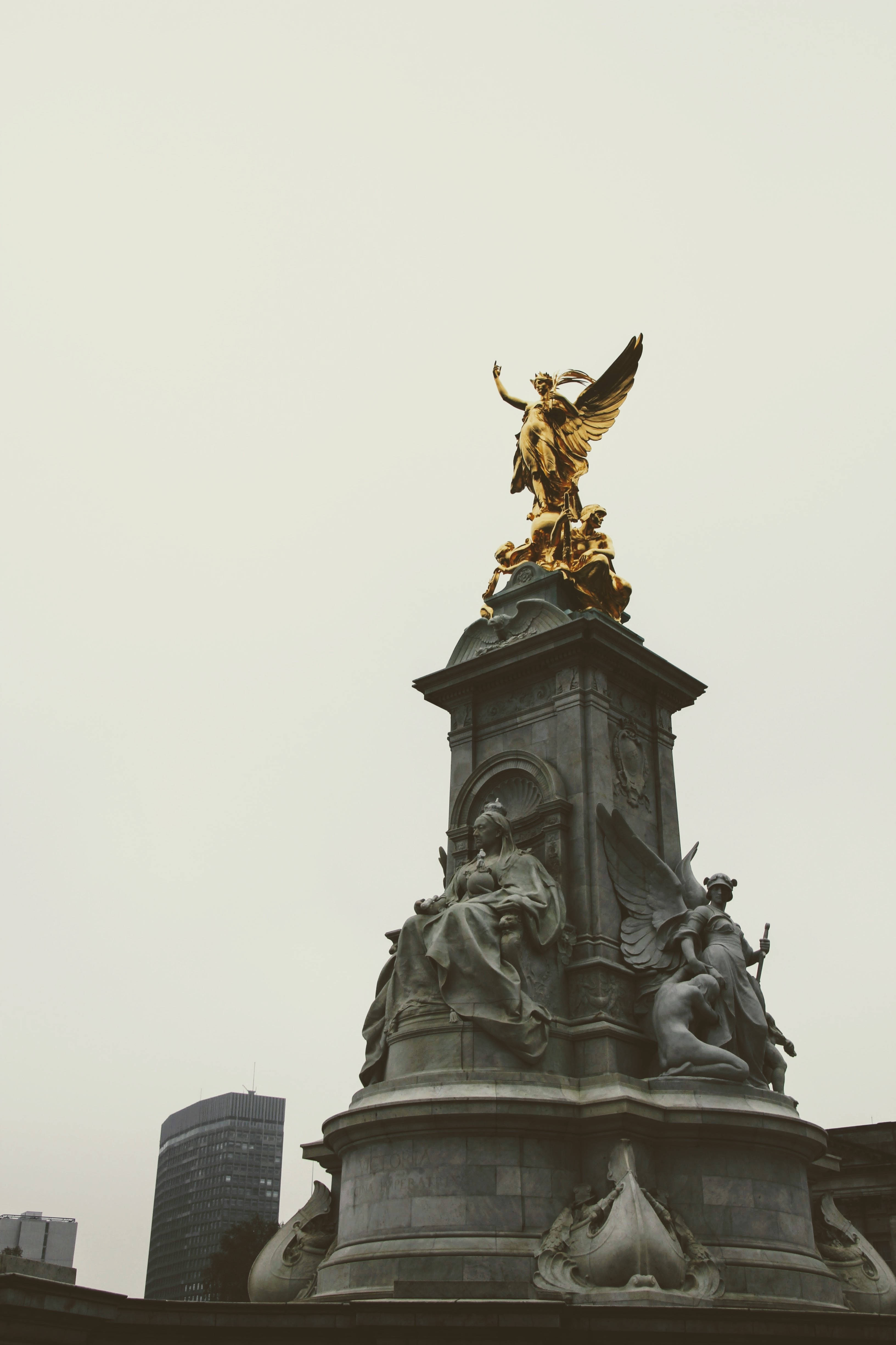 Buckingham Palace, golden winged angel statue, stone monument, 4K Phone Wallpaper