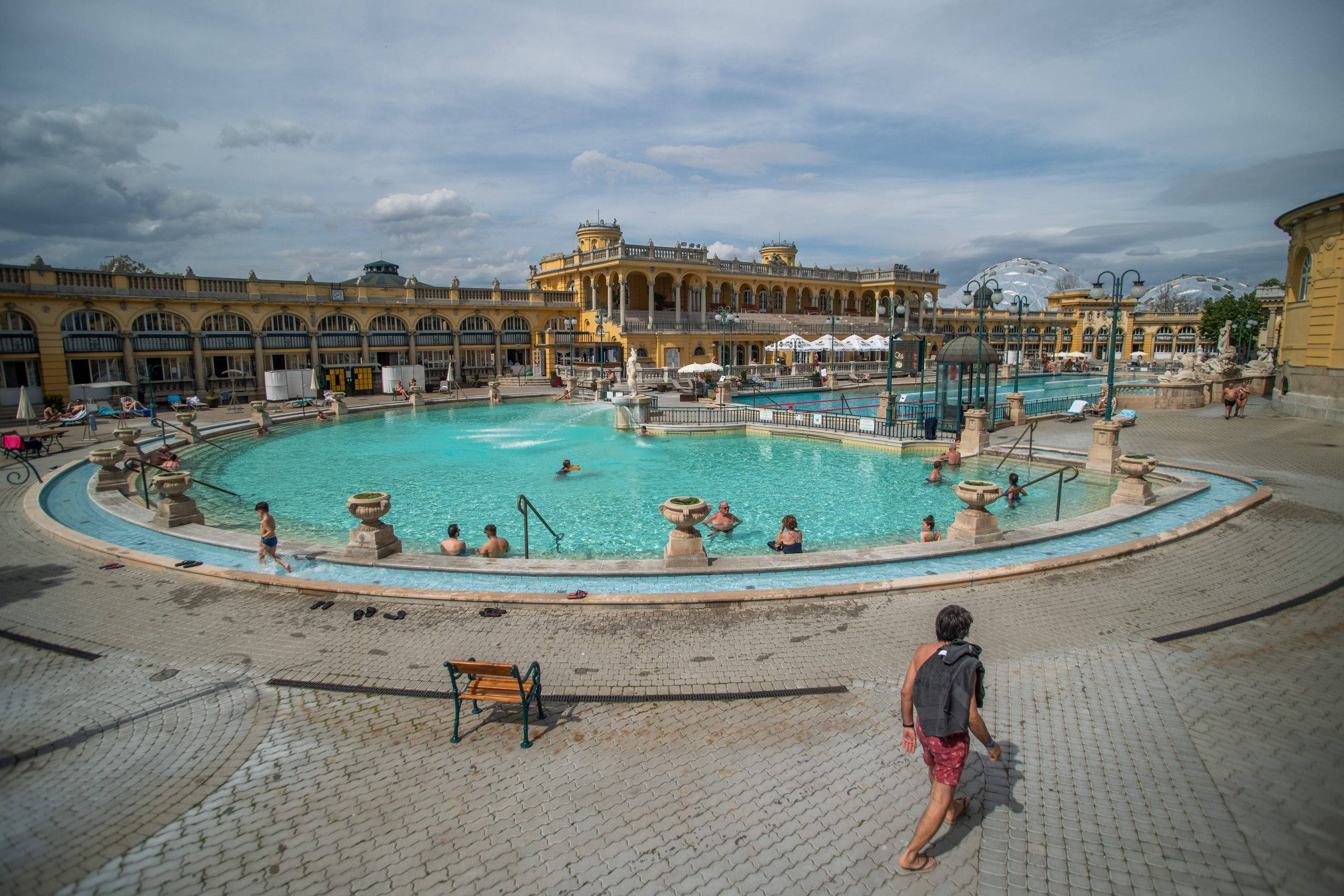 Budapest, yellow neoclassical spa building, turquoise pool, 2K Desktop Wallpaper