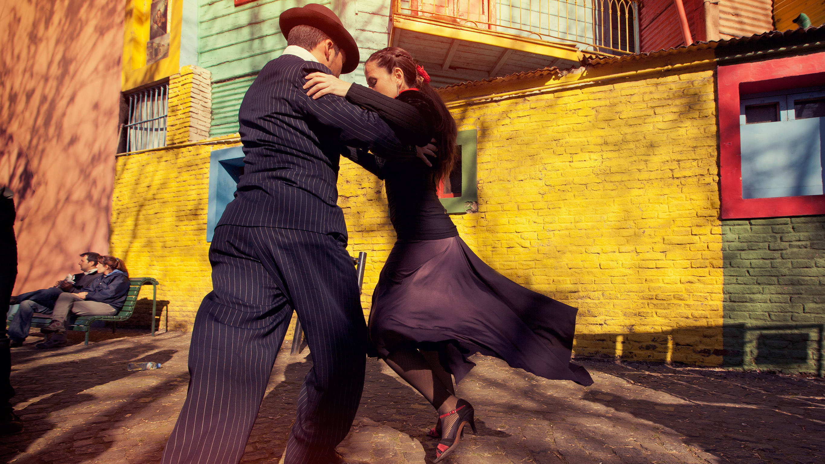 Buenos Aires, couple dancing tango, sunlit alley, 2K Desktop Wallpaper