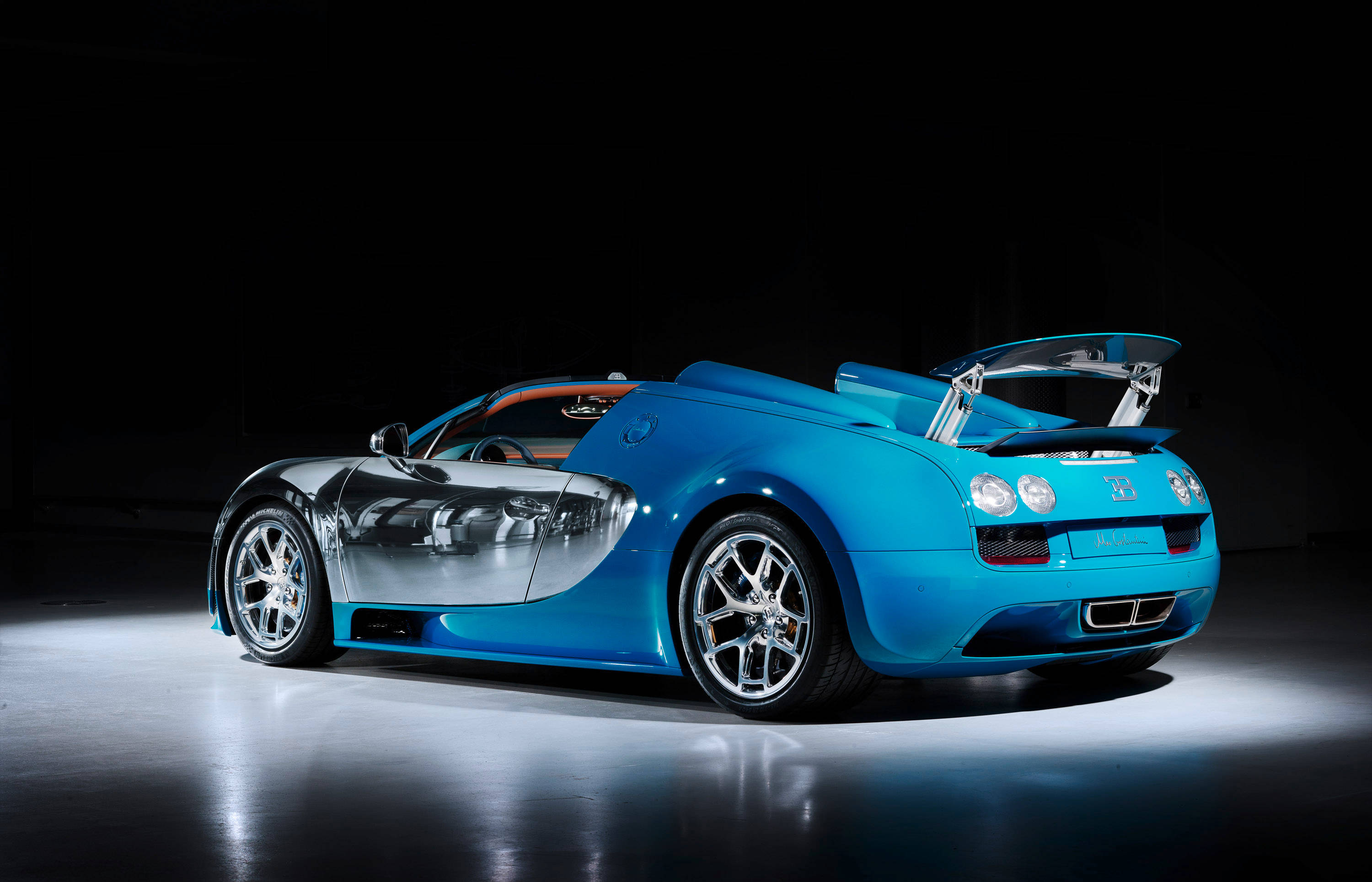 Bugatti Veyron, blue and silver, studio lights, 2K Desktop Wallpaper