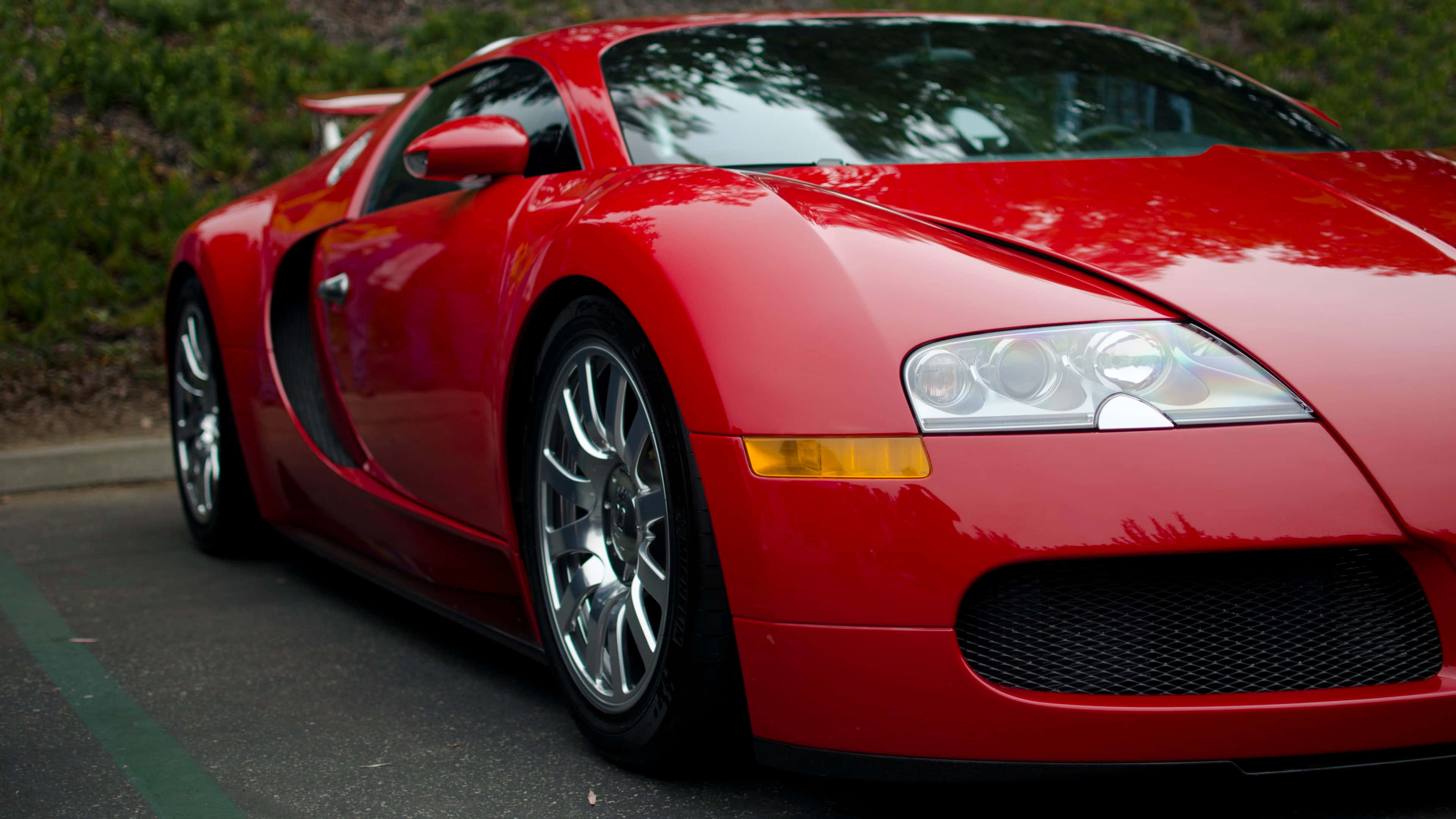 Bugatti Veyron, glossy red, asphalt, 4K Desktop Wallpaper