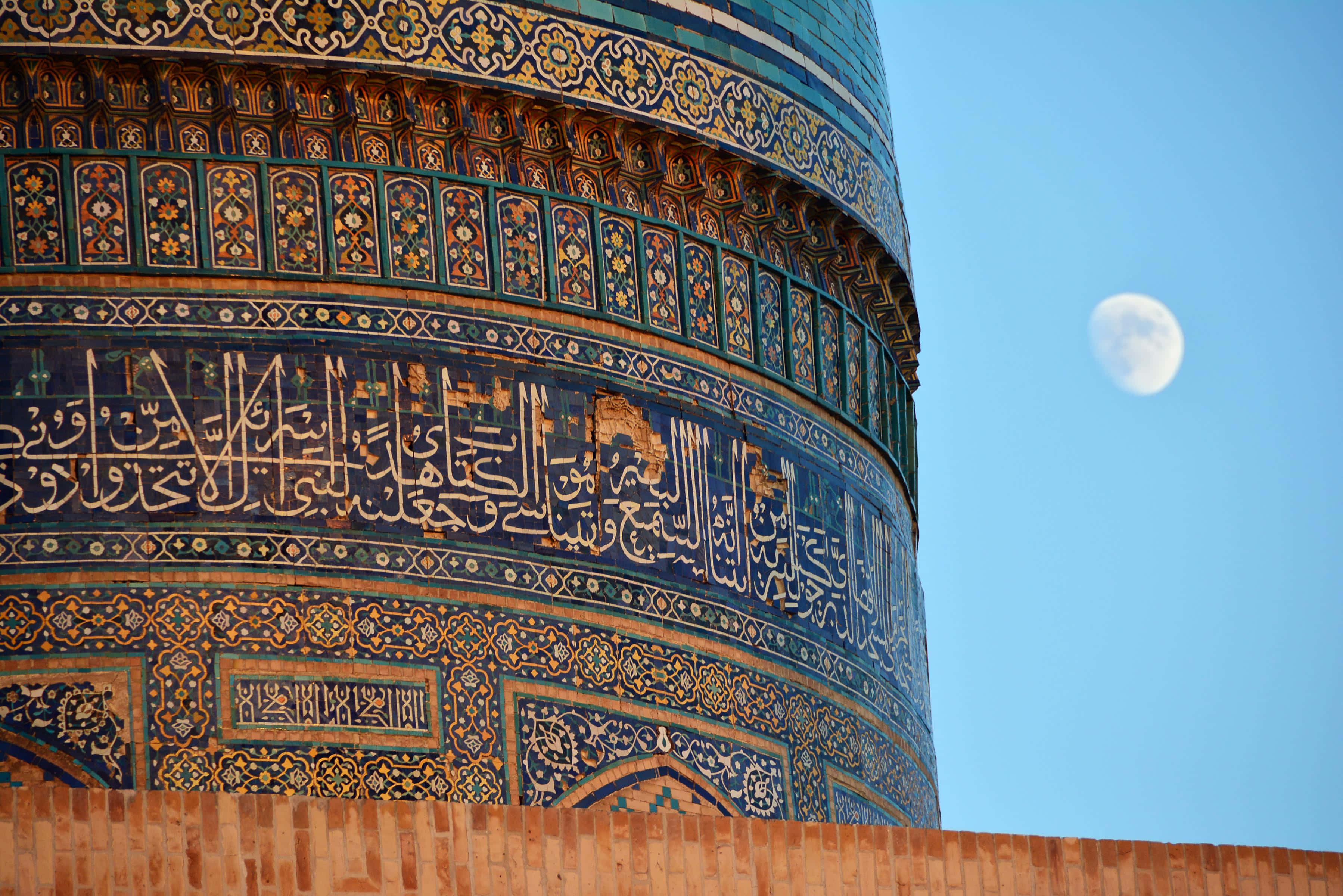 Arabic calligraphy, minaret, Bukhara, 2K Desktop Wallpaper