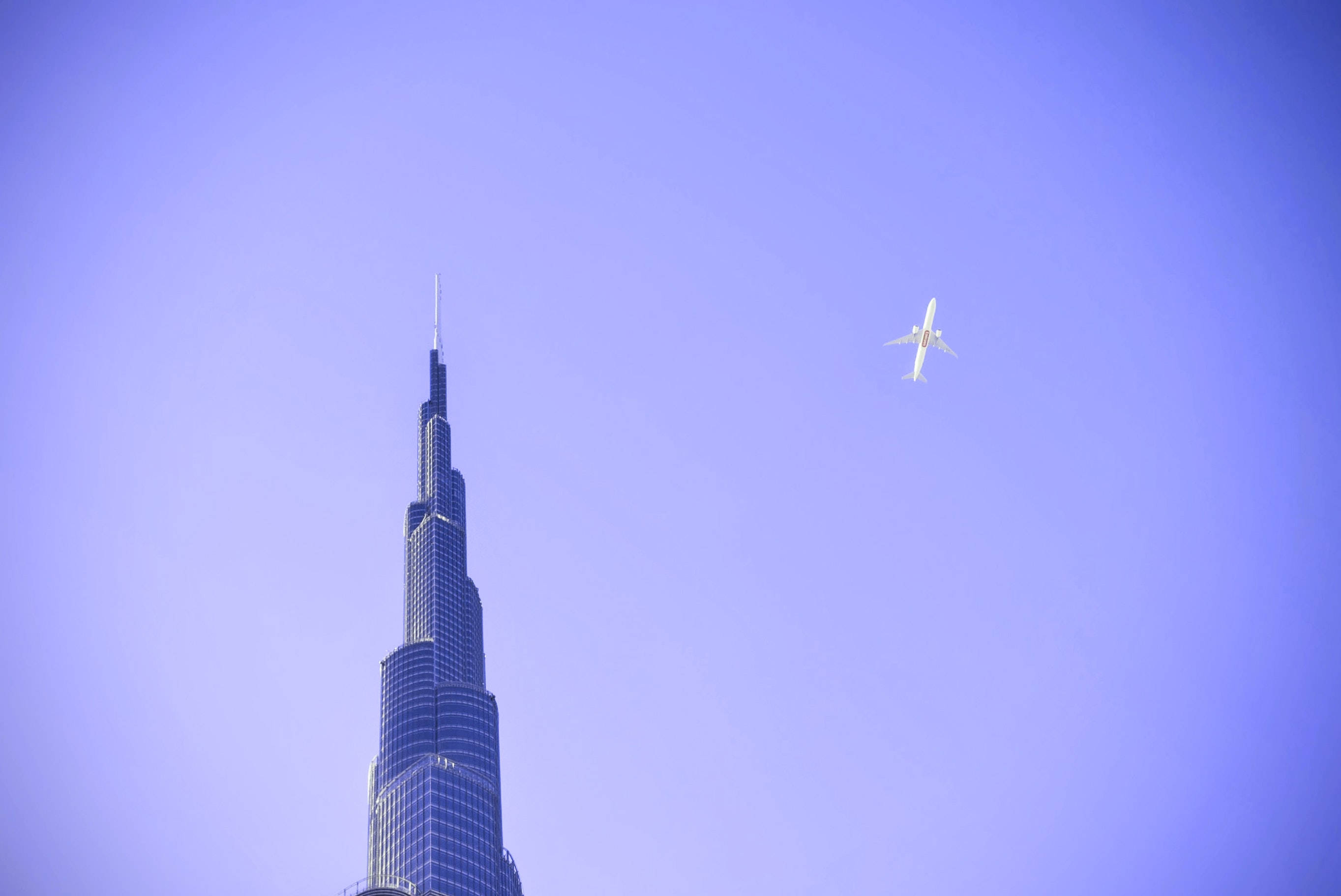 Burj Khalifa, white airplane, clear lavender sky, 2K Desktop Wallpaper
