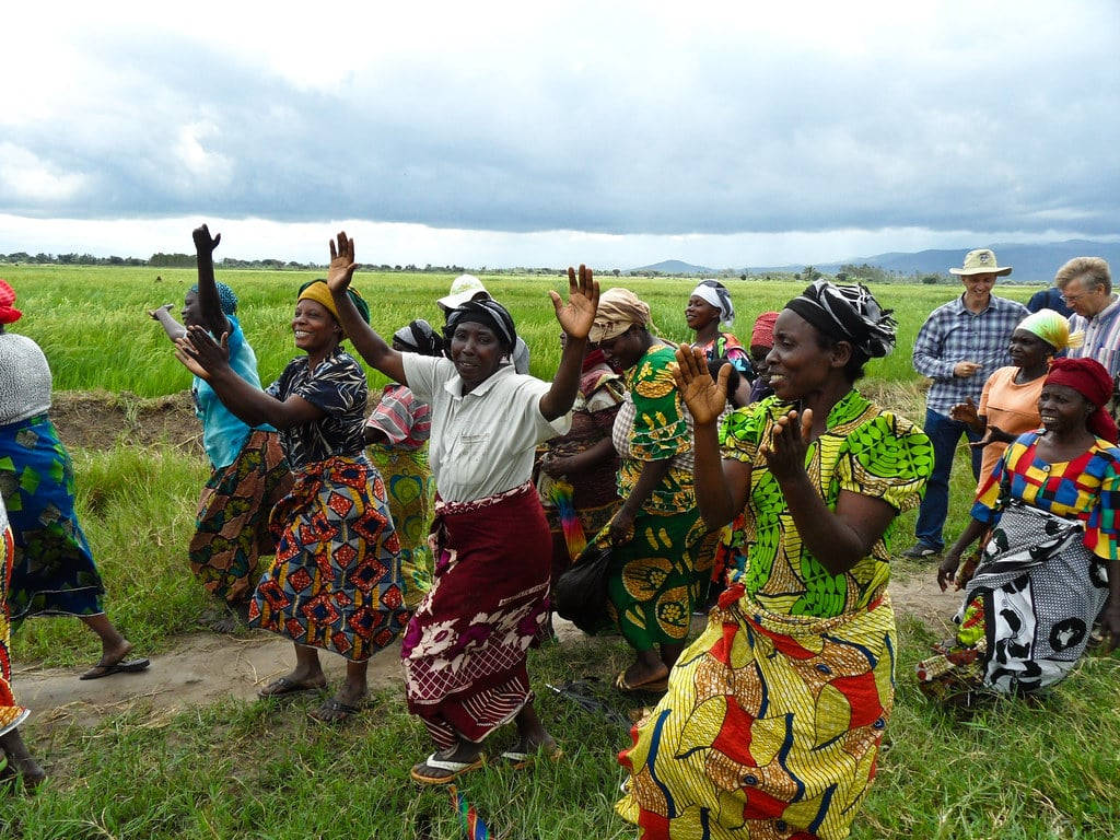 Burundian, women dancing, colorful patterned dresses, SD Desktop Wallpaper