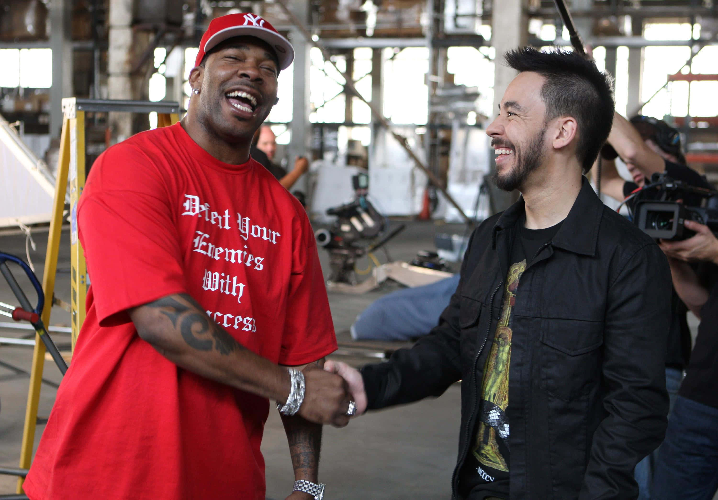 Busta Rhymes, handshake, laughing, 2K Desktop Wallpaper