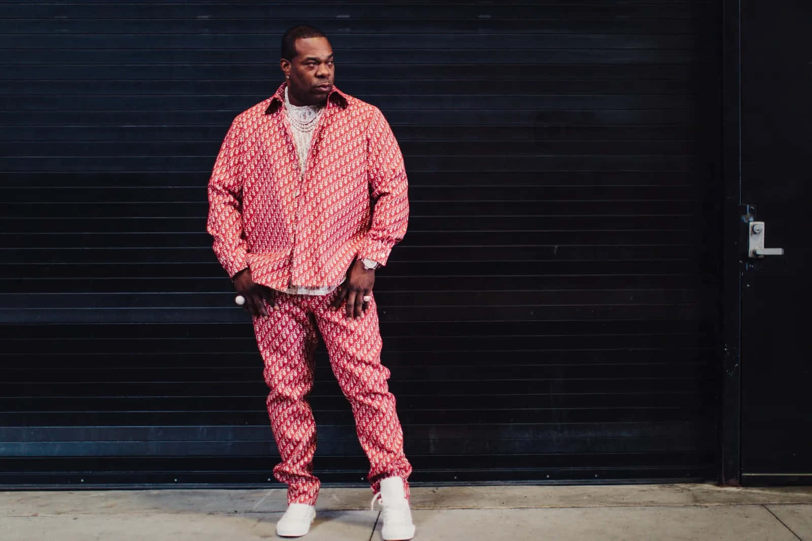 Busta Rhymes, bold red patterned suit, dark industrial garage door, HD Desktop Wallpaper