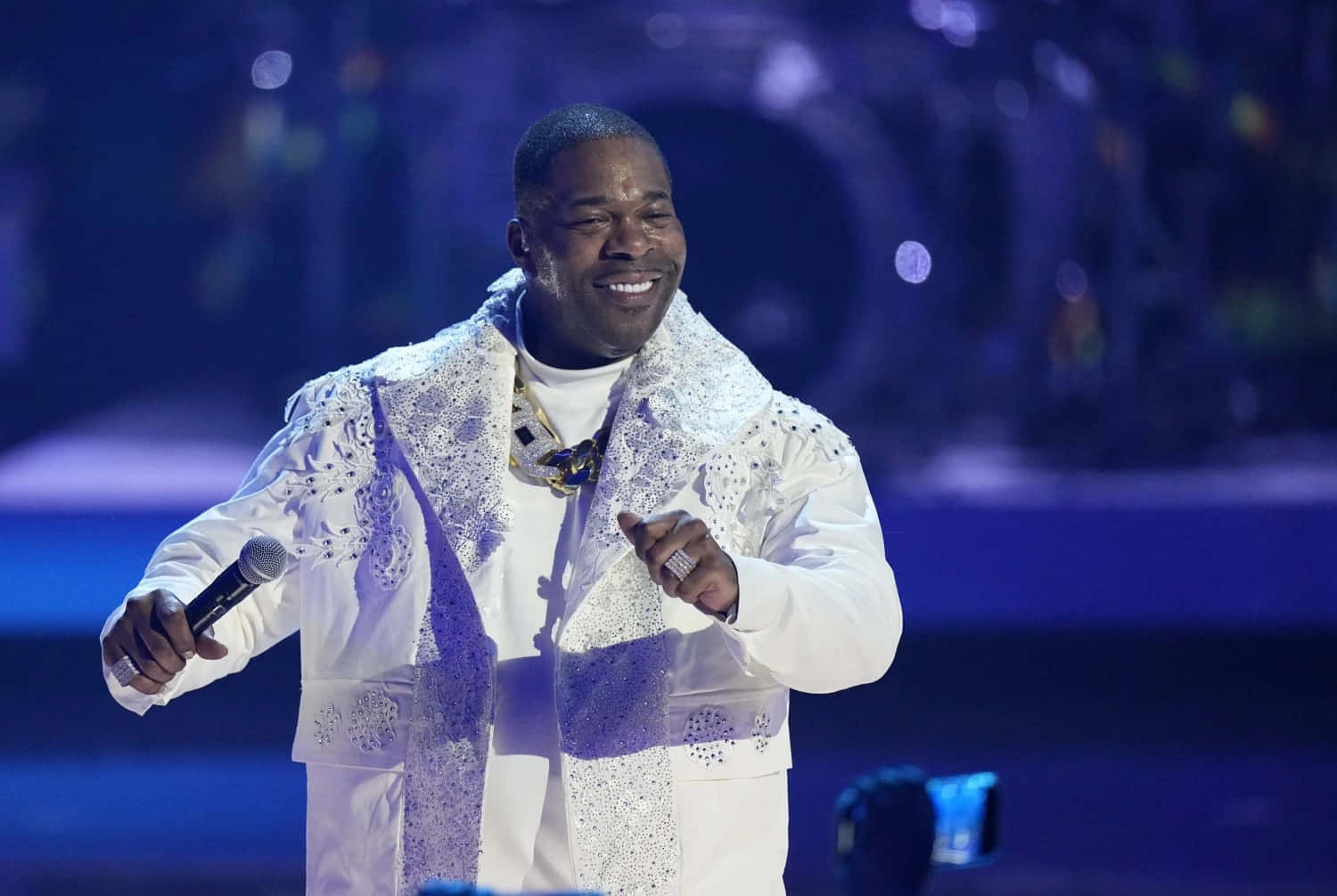 Busta Rhymes, white lace jacket, blue lit stage, HD Desktop Wallpaper